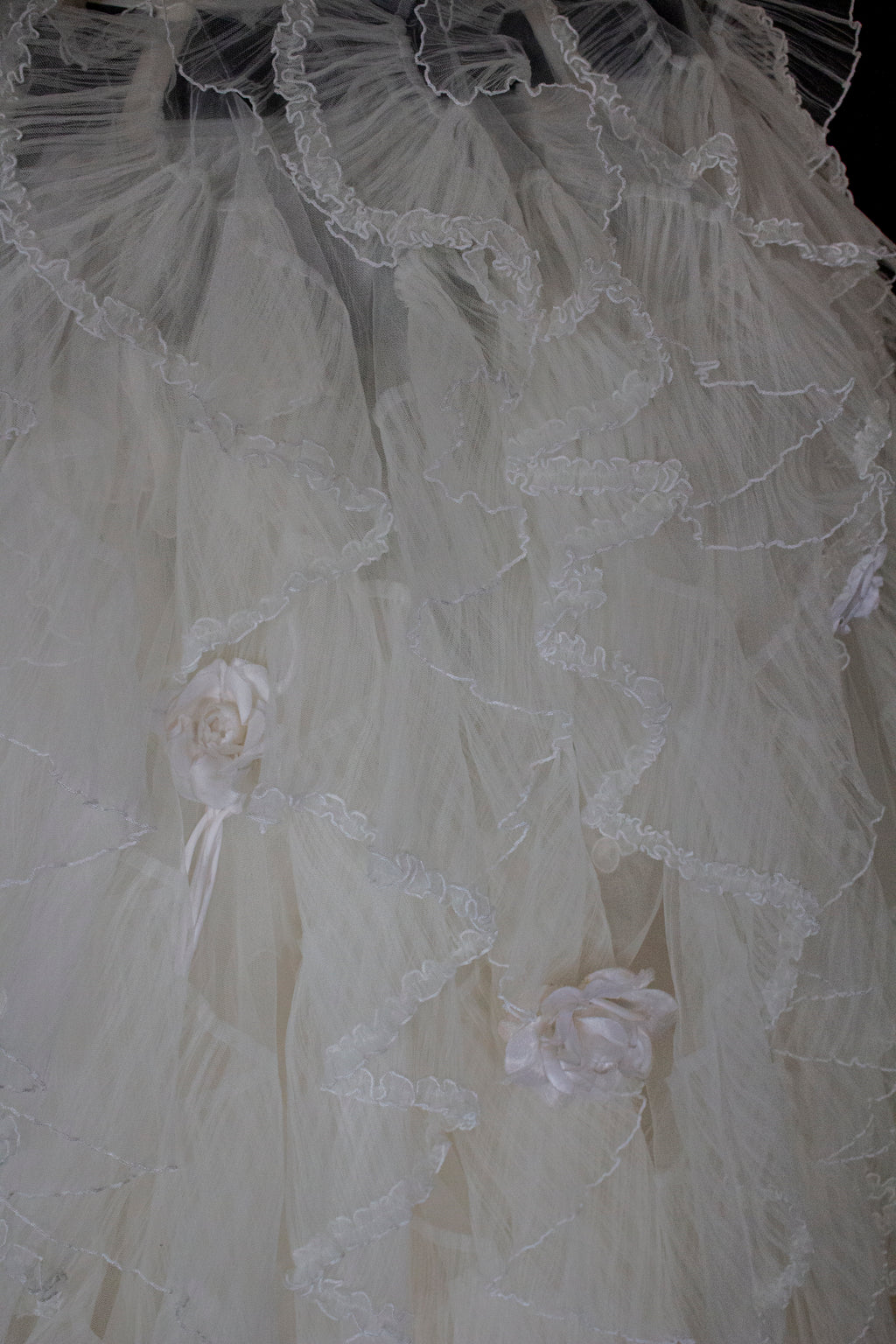 335 - ROMANTIC CREAM SILK TAFFETA VINTAGE WEDDING DRESS: UNIQUE 3-PIECE BALL GOWN WITH RUFFLED CLOUD CAPE - Vague atelier