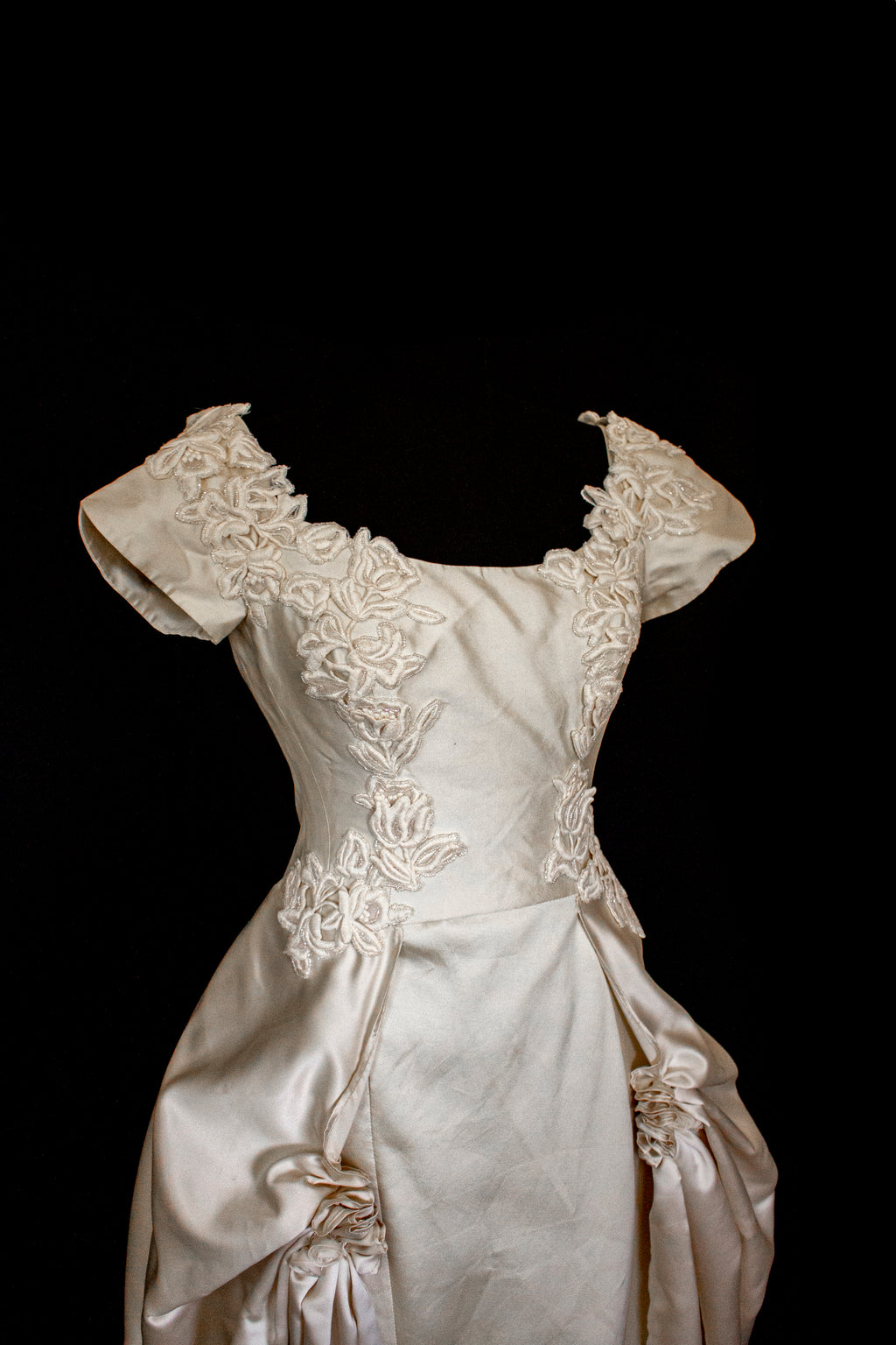 355 - VINTAGE 90s SILK COLUMN WEDDING DRESS: CREAM GOWN WITH GOLD SATIN DRAPED TRAIN & EMBROIDERED ROSES - Vague atelier