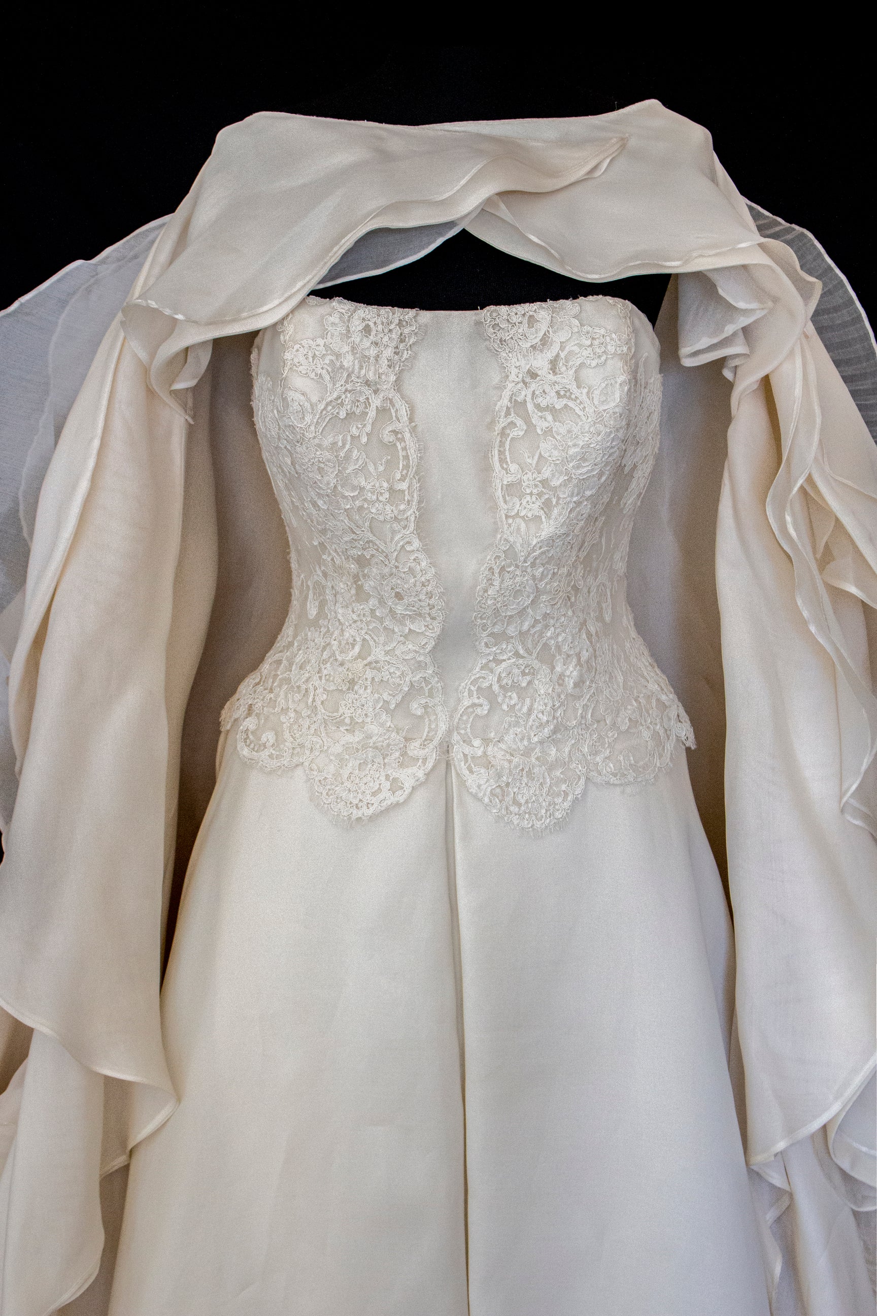 320 - LUXURY PURE SILK VINTAGE BRIDAL GOWN: A-LINE LACE DRESS WITH DETACHABLE RUFFLED CAPE