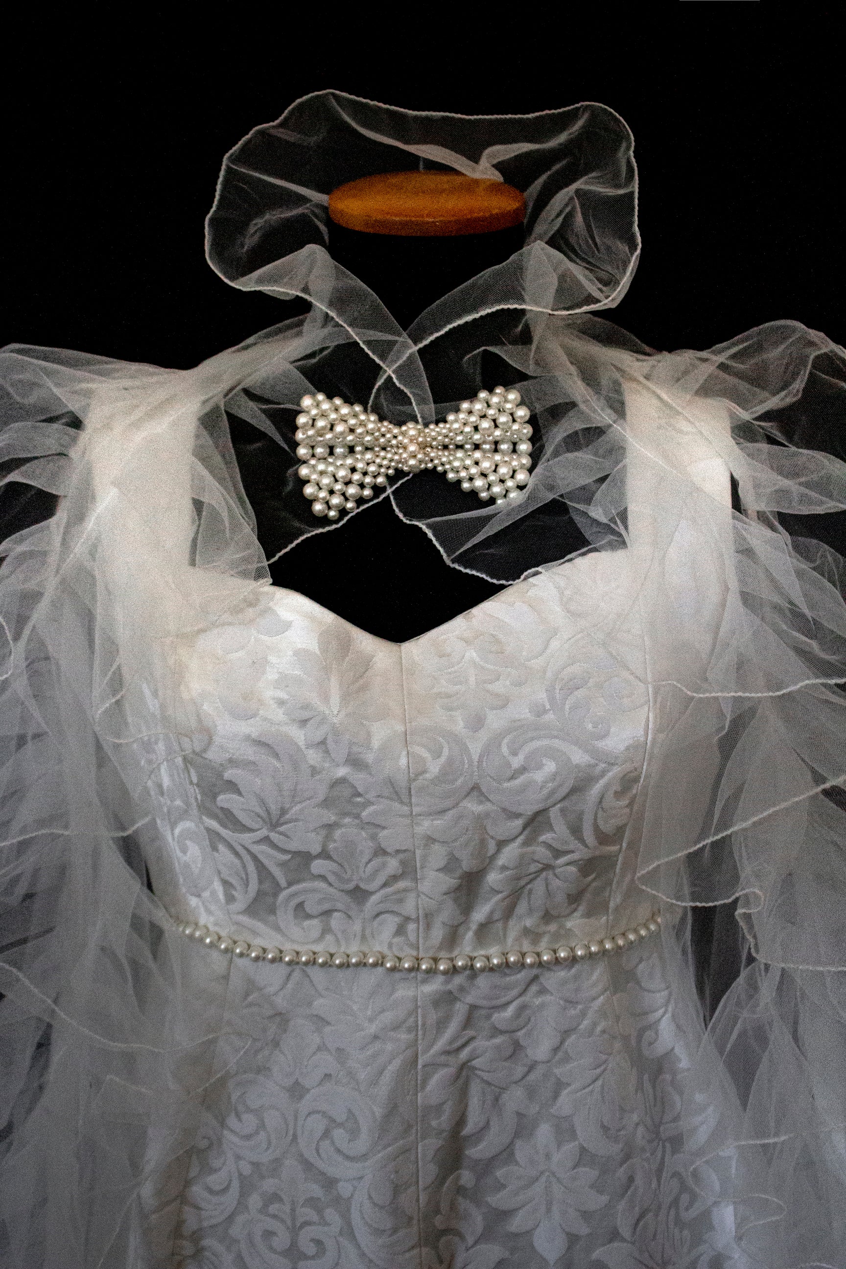 299 - AUTHENTIC 1960S VINTAGE DAMASK BRIDAL DRESS: BON TON ANKLE-LENGTH SHEATH WITH RUFFLED TULLE CAPE - Vague atelier