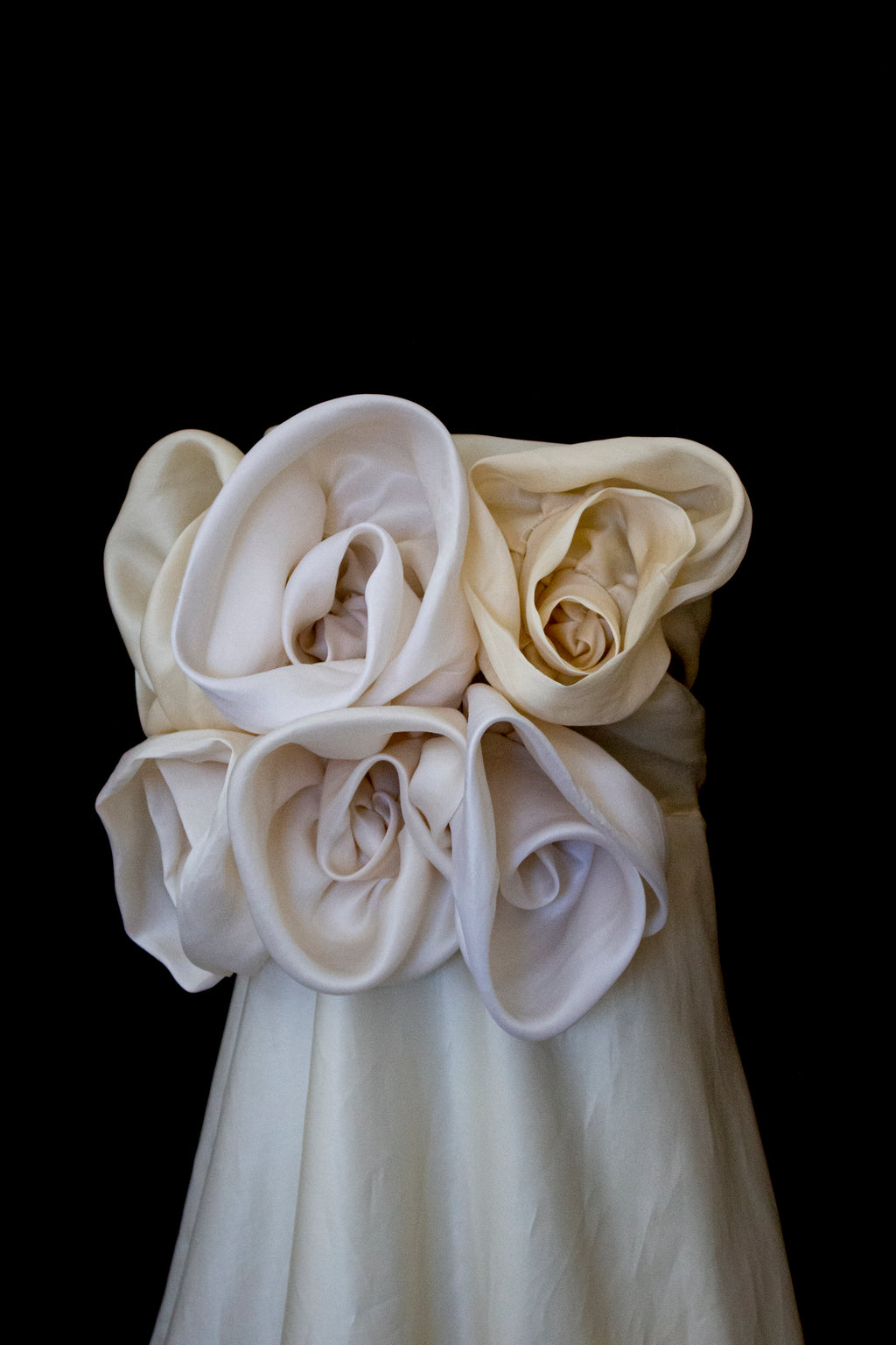 318 - COUTURE SILK ORGANZA BRIDAL GOWN: HANDMADE 3D MAXI FLOWERS & VINTAGE FLORAL TRAIN - Vague atelier