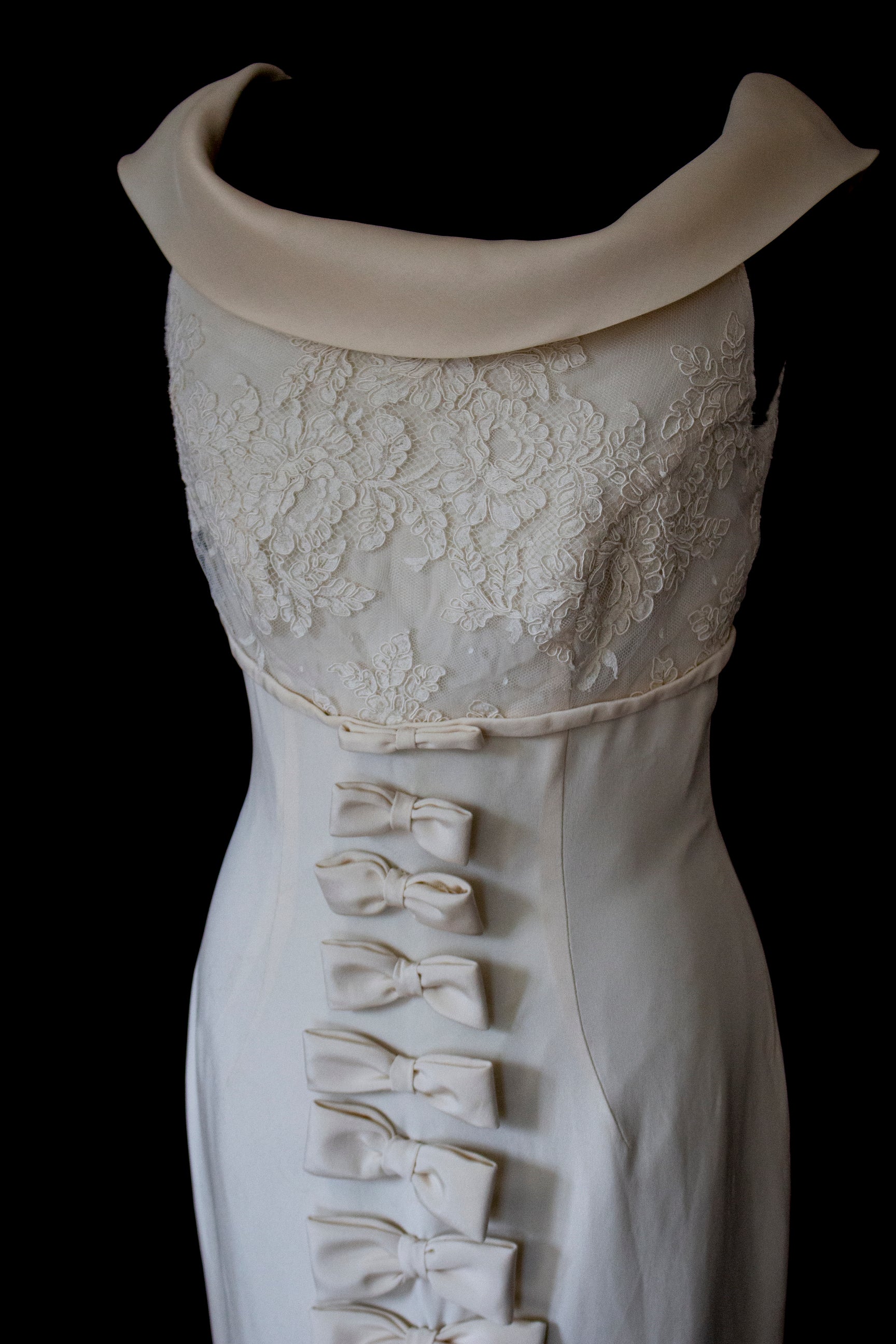 273 - CHIC VINTAGE PURE SILK BRIDAL MERMAID GOWN: LACE BODICE & VERTICAL MAXI BOWS - Vague atelier
