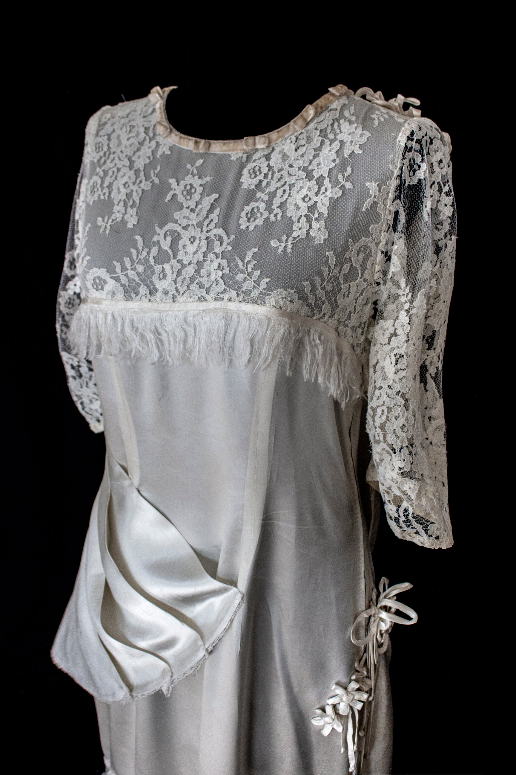 263 - MUSEUM QUALITY 1920S ANTIQUE BRIDAL GOWN: RESTORED ART DECO SILK SATIN & LACE DRESS WITH FRINGES - Vague atelier