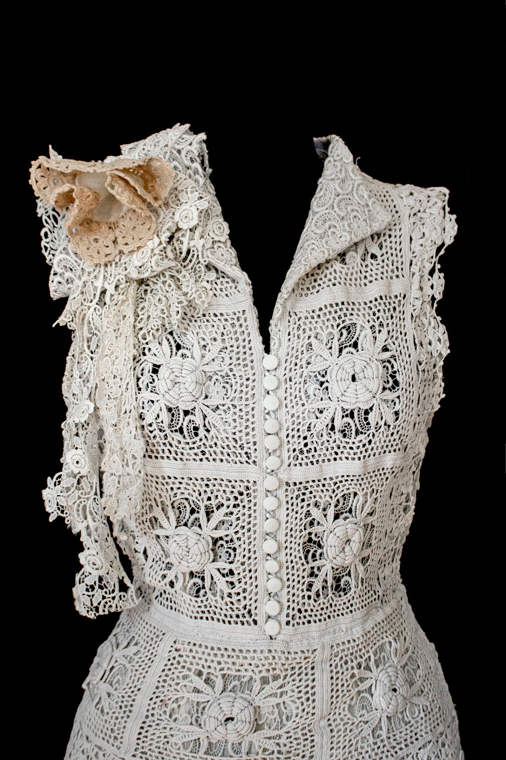 351 - ORIGINAL 1950S VINTAGE MACRAME LACE WEDDING DRESS: ECRU TEA LENGTH GOWN WITH CROCHET FLORAL INLAYS, BOHO CHIC RUSTIC BRIDAL STYLE - Vague atelier