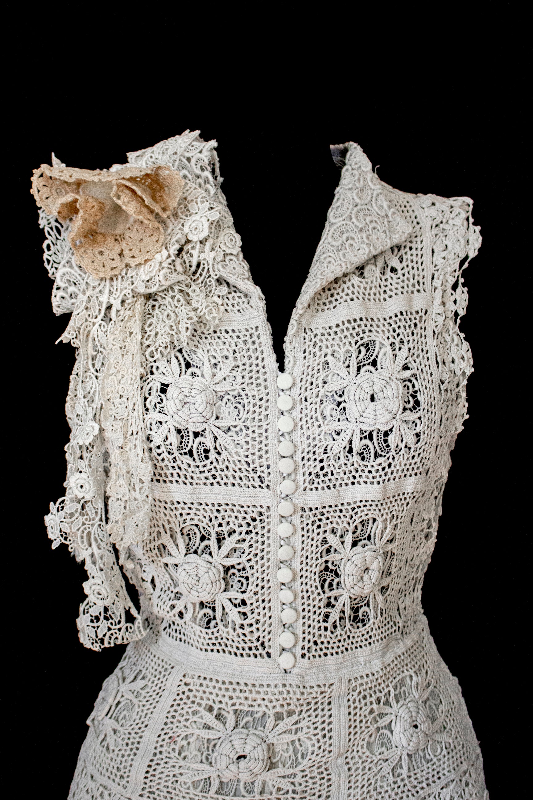 351 - ORIGINAL 1950S VINTAGE MACRAME LACE WEDDING DRESS: ECRU TEA LENGTH GOWN WITH CROCHET FLORAL INLAYS, BOHO CHIC RUSTIC BRIDAL STYLE - Vague atelier