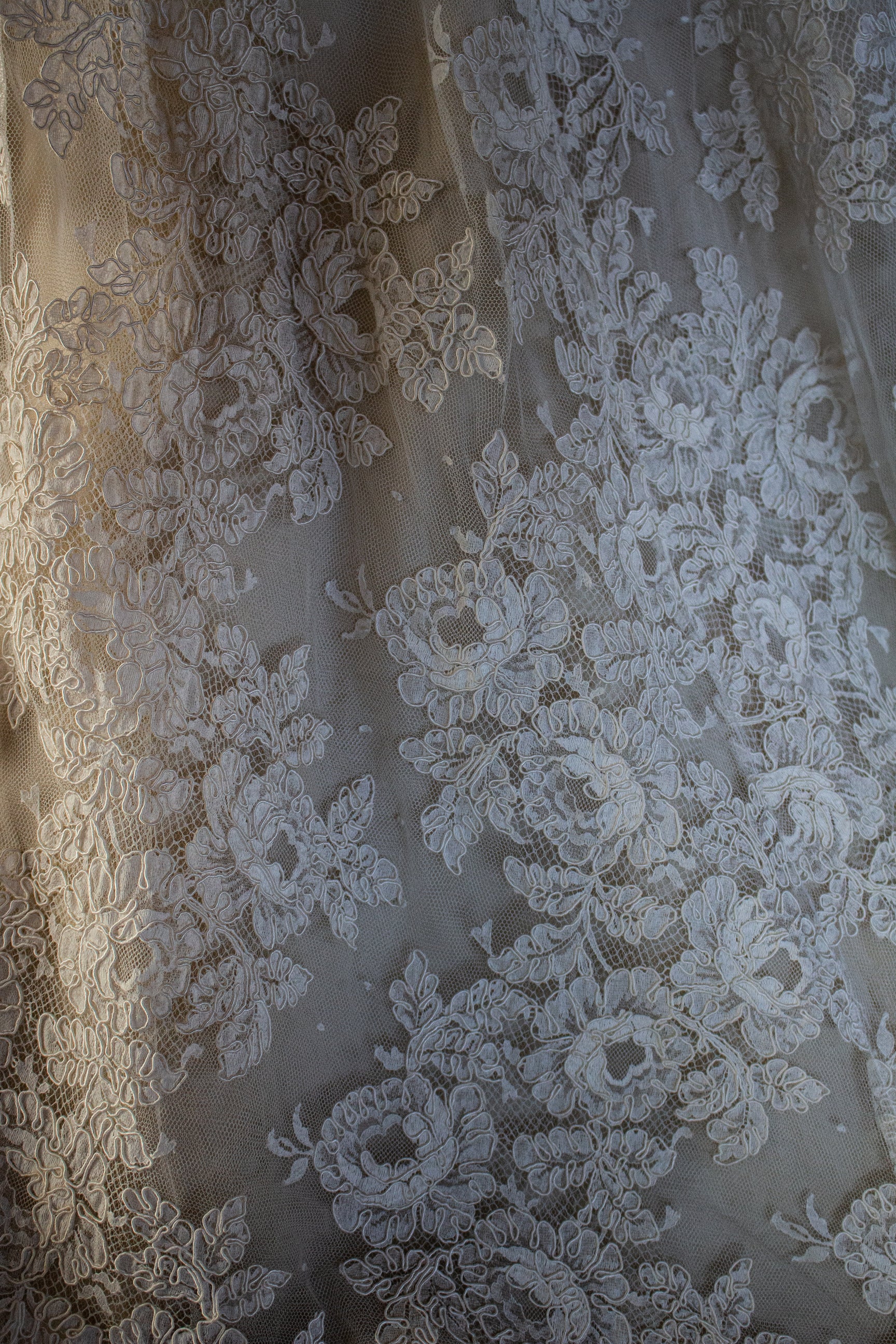 137 - VINTAGE LORENZO RIVA DESIGNER SIGNED WEDDING DRESS: PRECIOUS SILK & LACE TRAIN GOWN - 1950S 1960S ARCHIVAL COUTURE