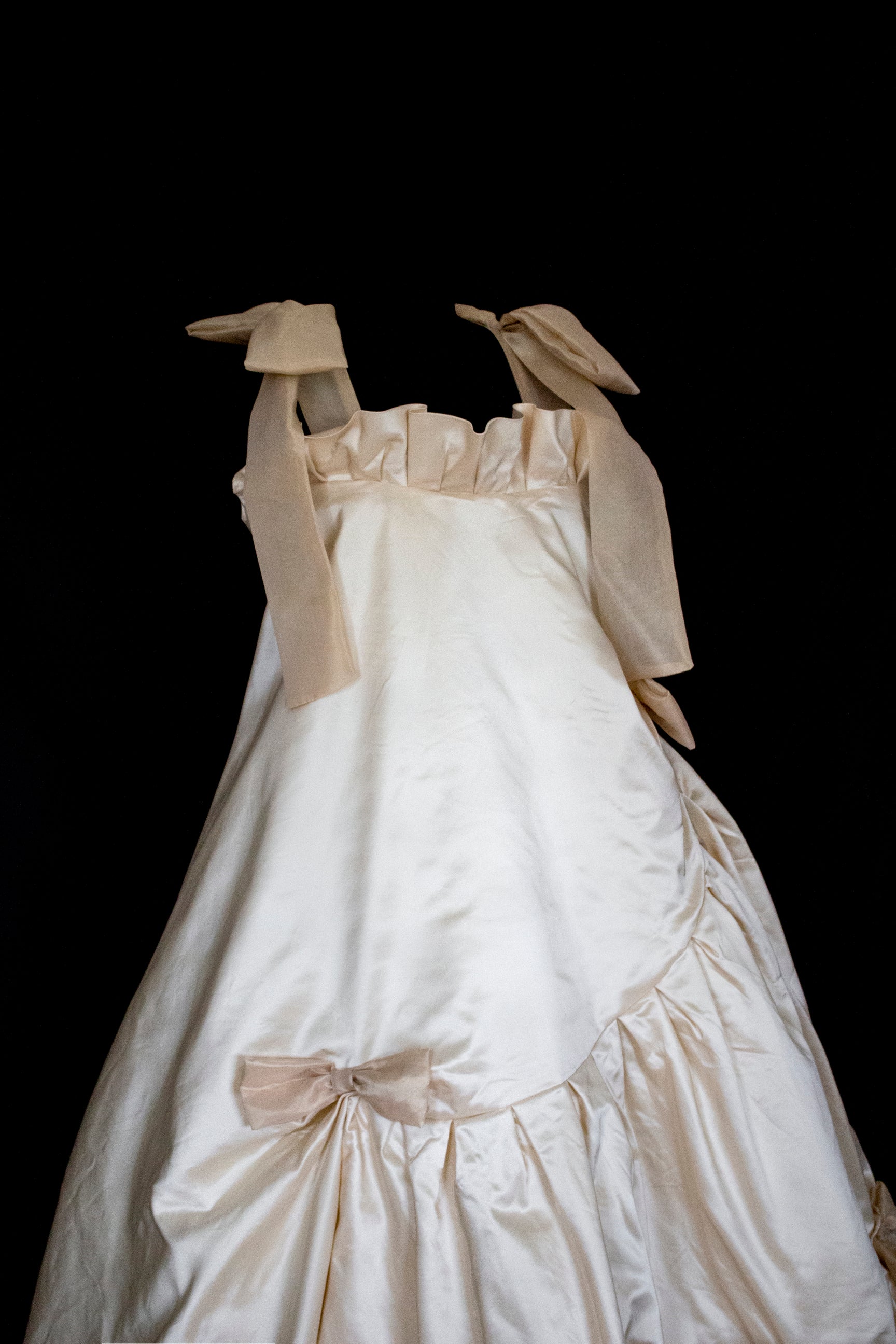 354 - UNIQUE SILK TAFFETA TRAPEZE WEDDING DRESS: CREAM & CARAMEL GOWN WITH MAXI ORGANZA BOWS, OPEN BACK & RUFFLES - Vague atelier