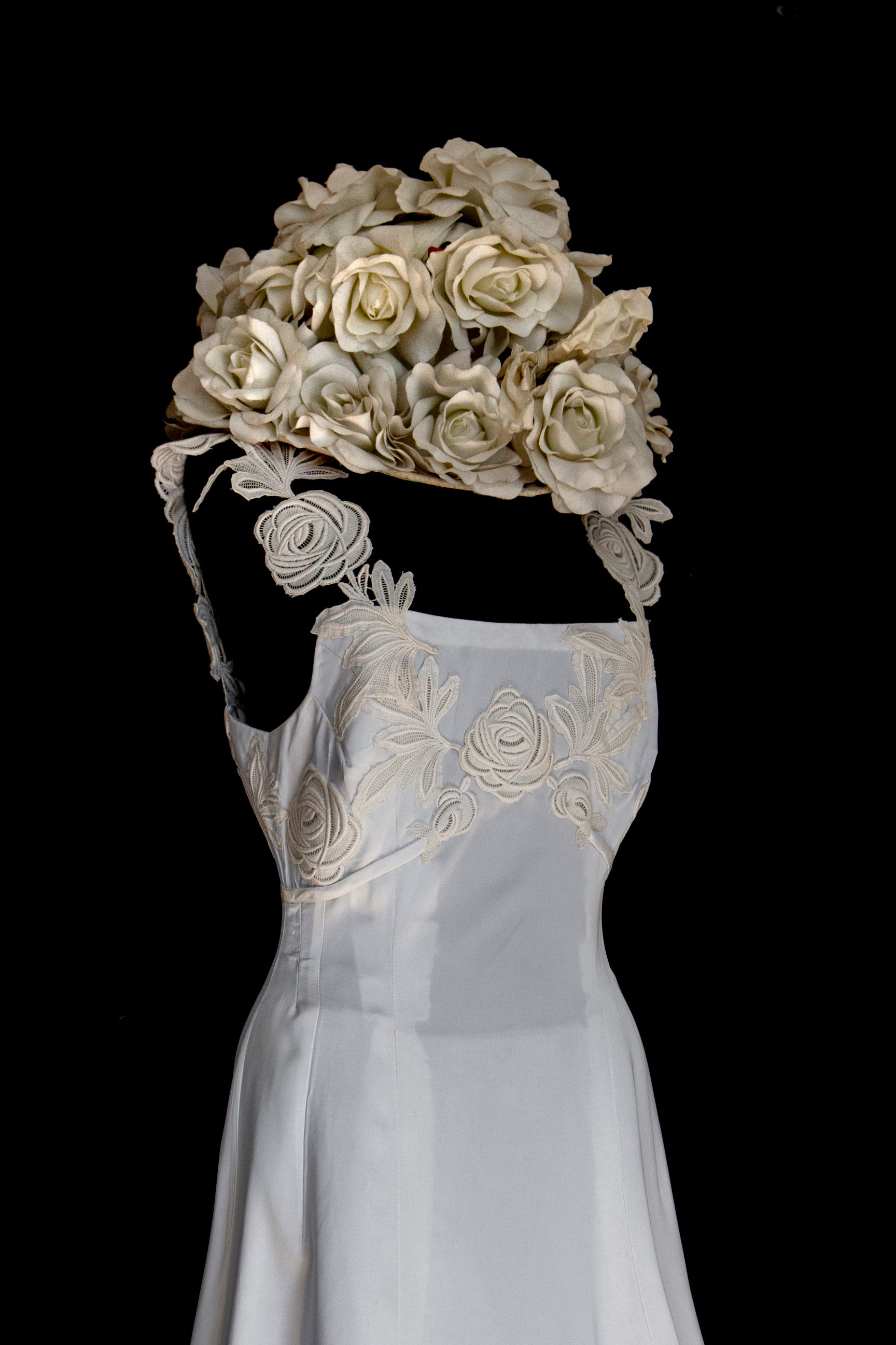 252 - ICONIC 1960S EMPIRE BRIDAL SET: ICE SATIN GOWN & STRAW BUCKET HAT WITH MAXI ROSES