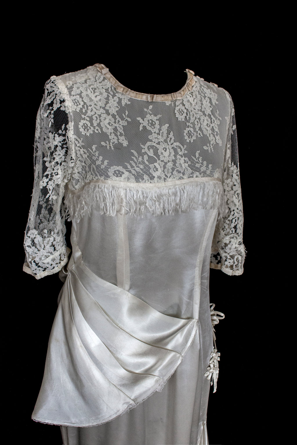 263 - MUSEUM QUALITY 1920S ANTIQUE BRIDAL GOWN: RESTORED ART DECO SILK SATIN & LACE DRESS WITH FRINGES - Vague atelier