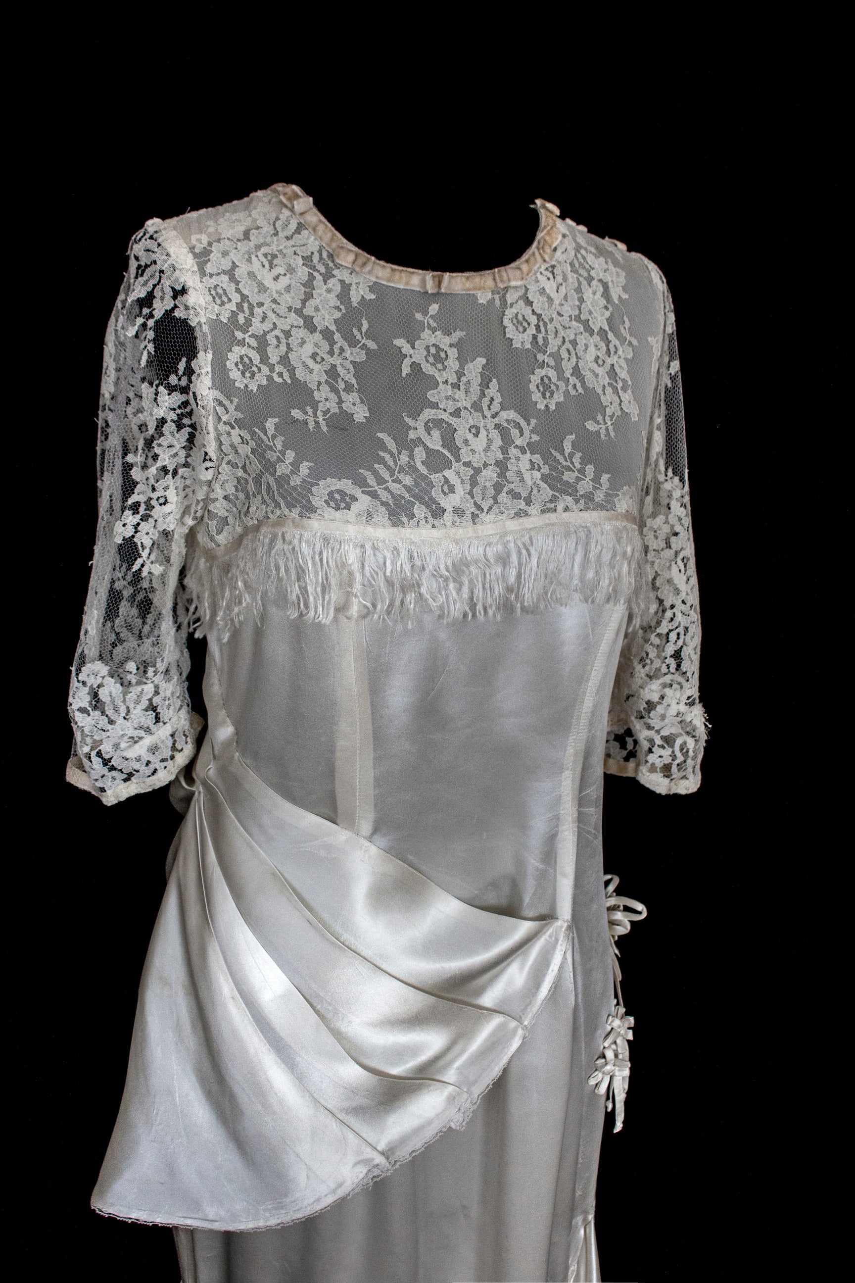 263 - MUSEUM QUALITY 1920S ANTIQUE BRIDAL GOWN: RESTORED ART DECO SILK SATIN & LACE DRESS WITH FRINGES - Vague atelier
