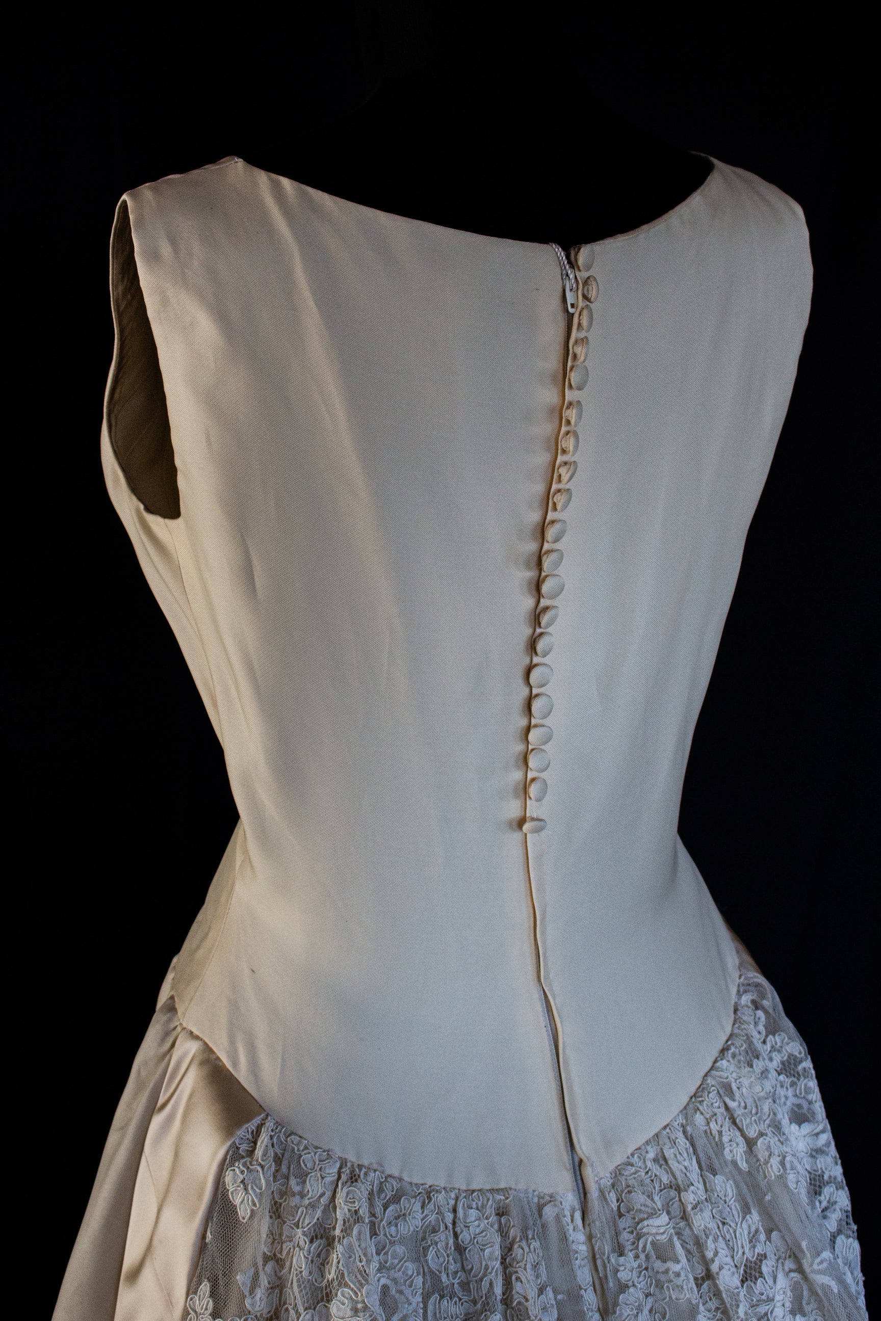 137 - VINTAGE LORENZO RIVA DESIGNER SIGNED WEDDING DRESS: PRECIOUS SILK & LACE TRAIN GOWN - 1950S 1960S ARCHIVAL COUTURE