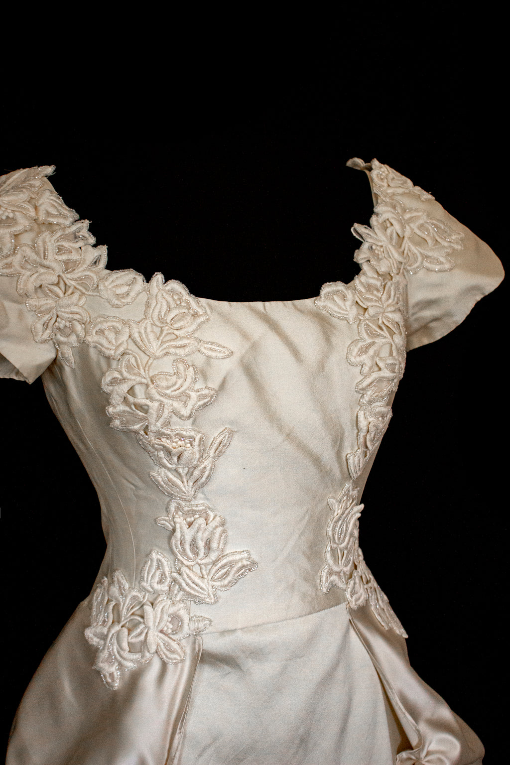 355 - VINTAGE 90s SILK COLUMN WEDDING DRESS: CREAM GOWN WITH GOLD SATIN DRAPED TRAIN & EMBROIDERED ROSES - Vague atelier