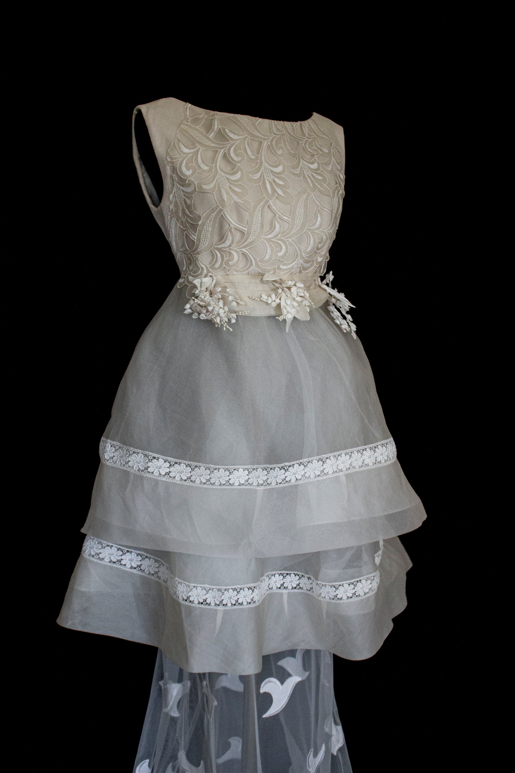 315 - UNIQUE MULTILAYER FLORAL BRIDAL GOWN: 1940S PEPLUM & UPCYCLED MULTI-ERA VINTAGE LACE DRESS - Vague atelier