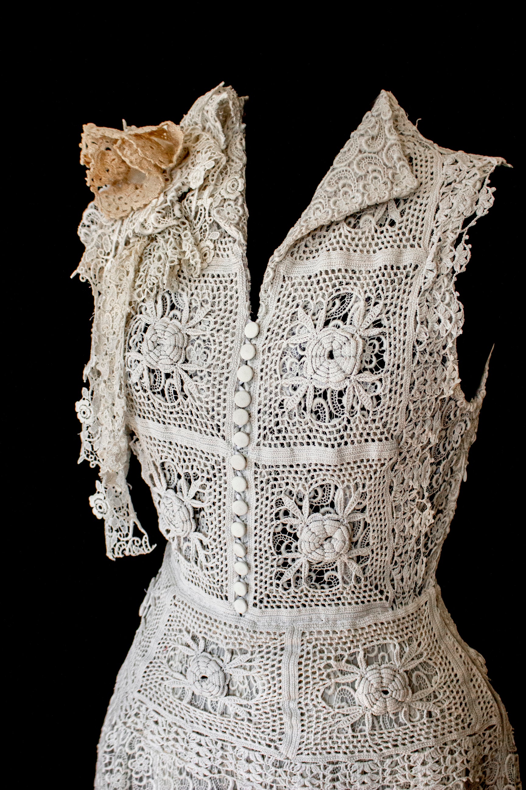 351 - ORIGINAL 1950S VINTAGE MACRAME LACE WEDDING DRESS: ECRU TEA LENGTH GOWN WITH CROCHET FLORAL INLAYS, BOHO CHIC RUSTIC BRIDAL STYLE - Vague atelier