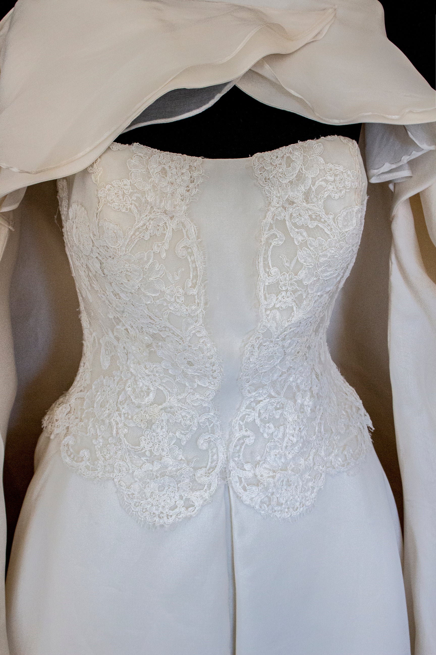 320 - LUXURY PURE SILK VINTAGE BRIDAL GOWN: A-LINE LACE DRESS WITH DETACHABLE RUFFLED CAPE