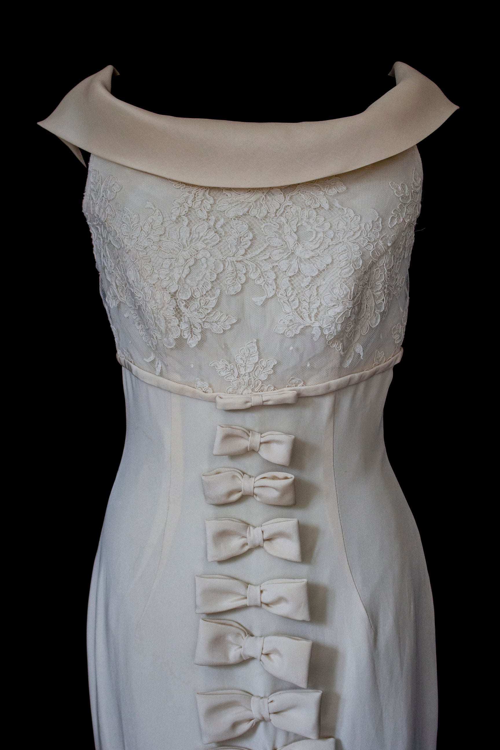 273 - CHIC VINTAGE PURE SILK BRIDAL MERMAID GOWN: LACE BODICE & VERTICAL MAXI BOWS - Vague atelier