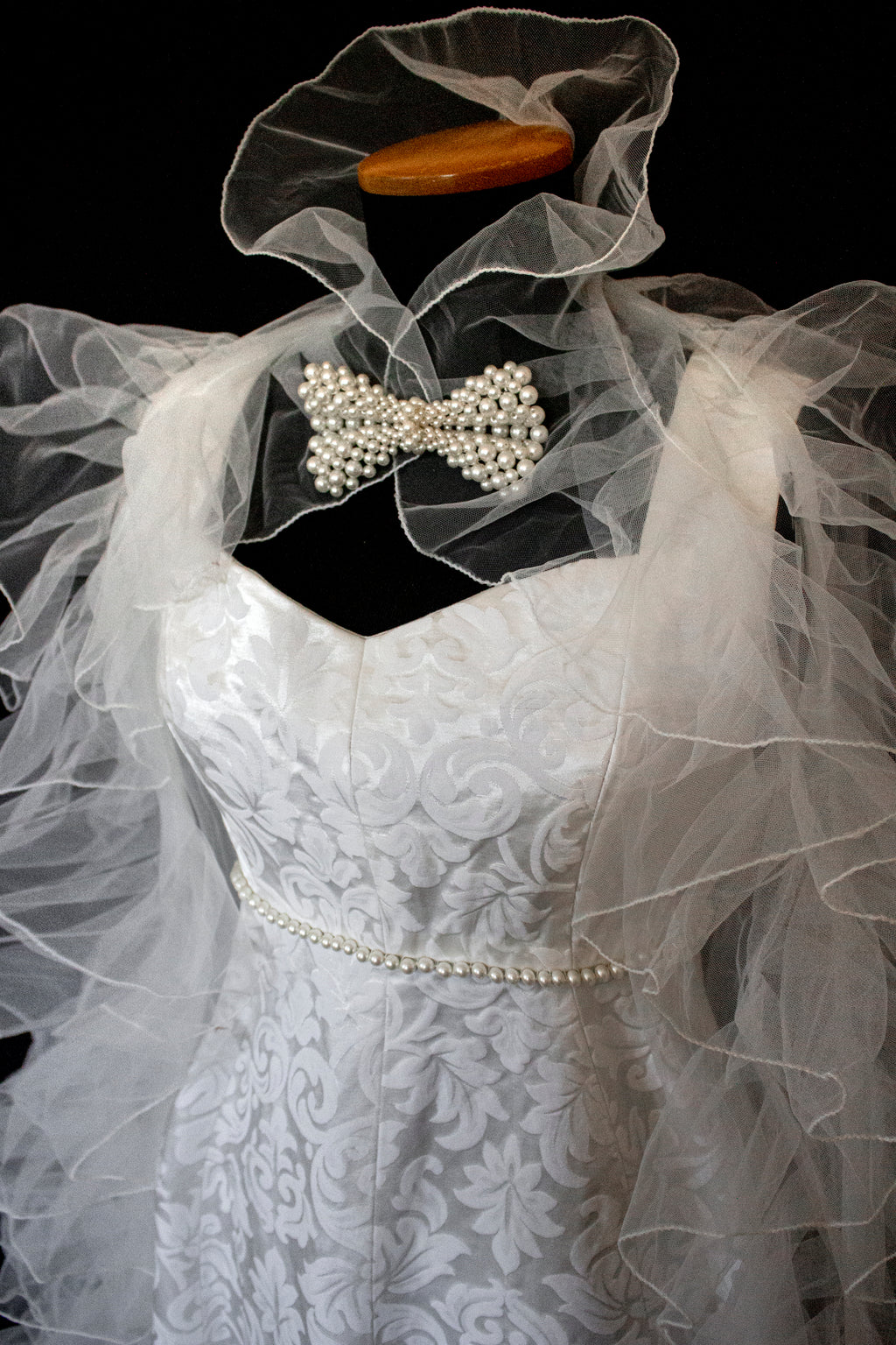 299 - AUTHENTIC 1960S VINTAGE DAMASK BRIDAL DRESS: BON TON ANKLE-LENGTH SHEATH WITH RUFFLED TULLE CAPE - Vague atelier