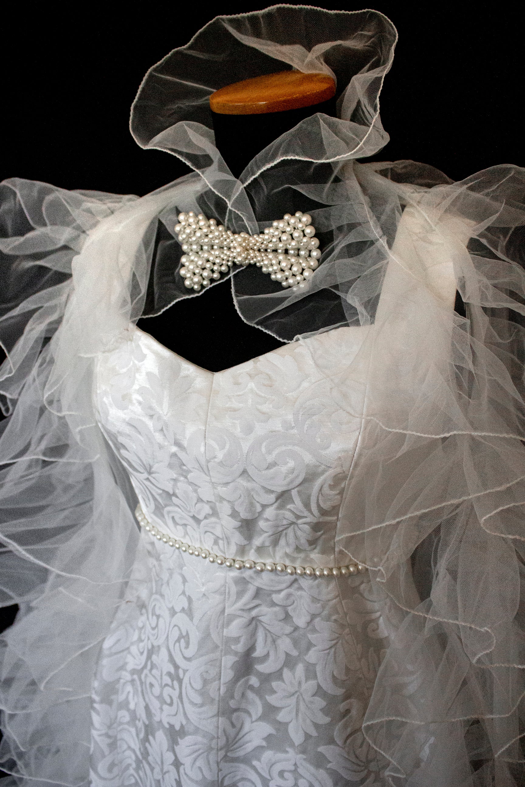 299 - AUTHENTIC 1960S VINTAGE DAMASK BRIDAL DRESS: BON TON ANKLE-LENGTH SHEATH WITH RUFFLED TULLE CAPE - Vague atelier