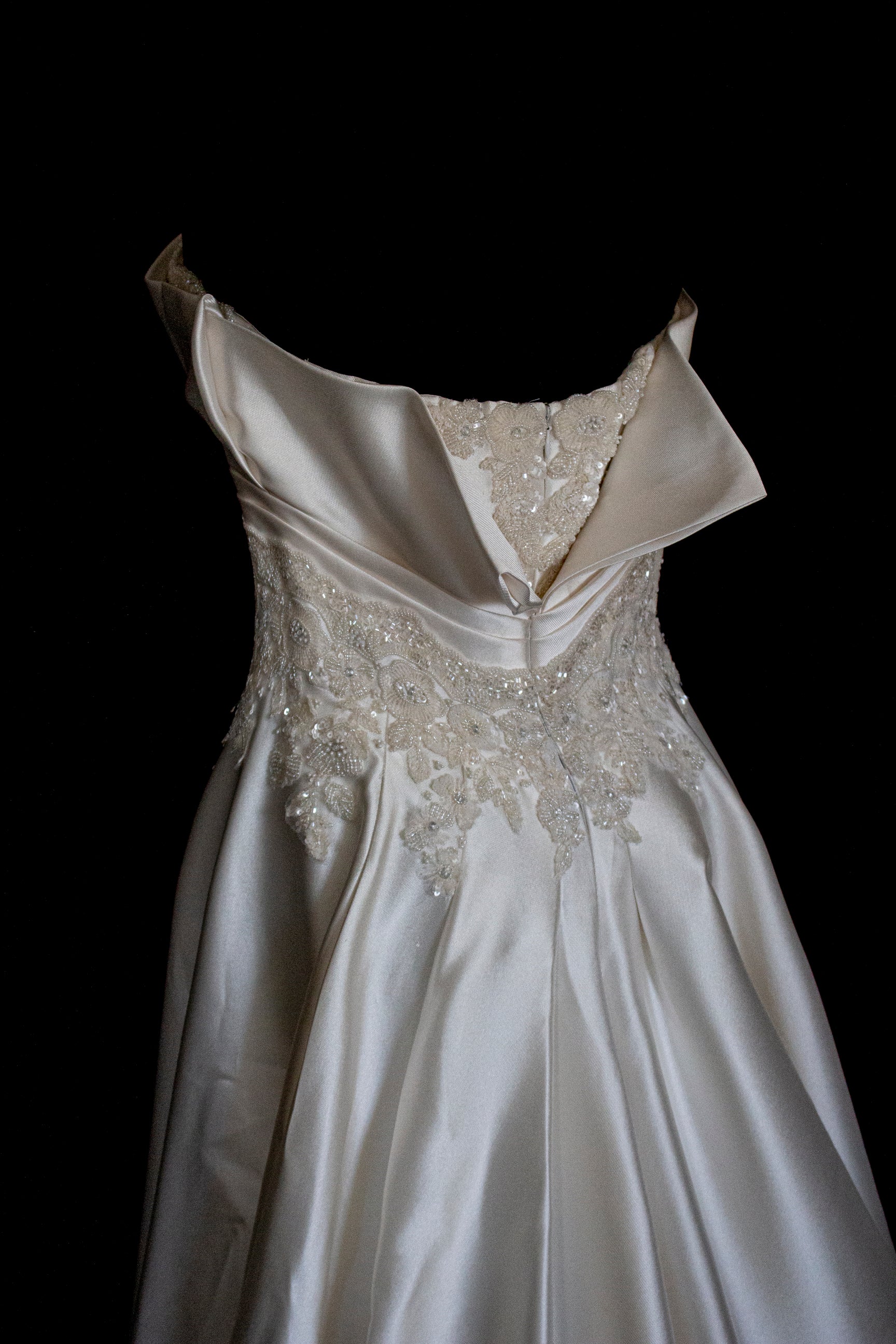 316 - STRAPLESS SILK MIKADO WEDDING DRESS: STRUCTURED A-LINE GOWN WITH HEART NECKLINE & TRAIN - Vague atelier