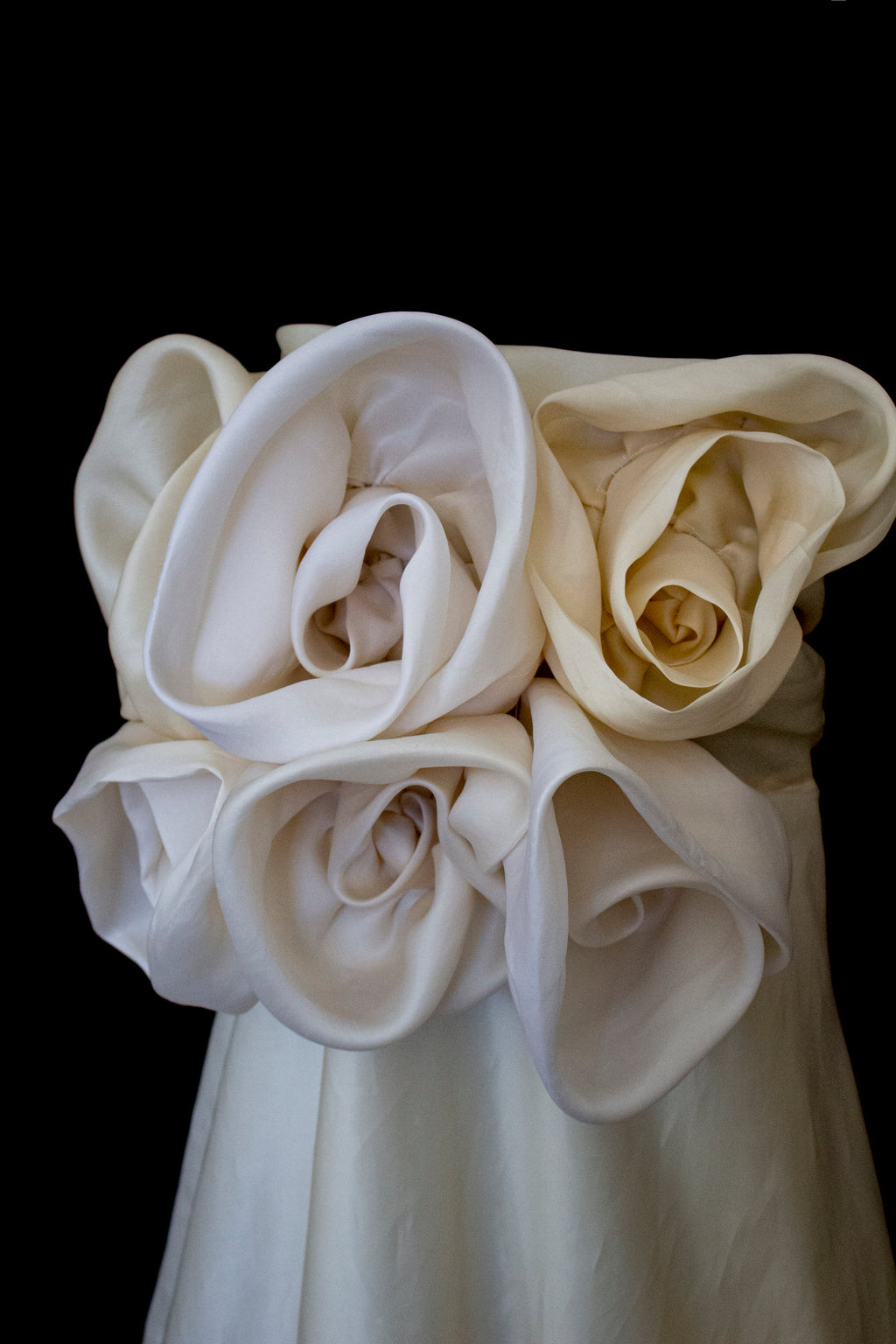 318 - COUTURE SILK ORGANZA BRIDAL GOWN: HANDMADE 3D MAXI FLOWERS & VINTAGE FLORAL TRAIN - Vague atelier