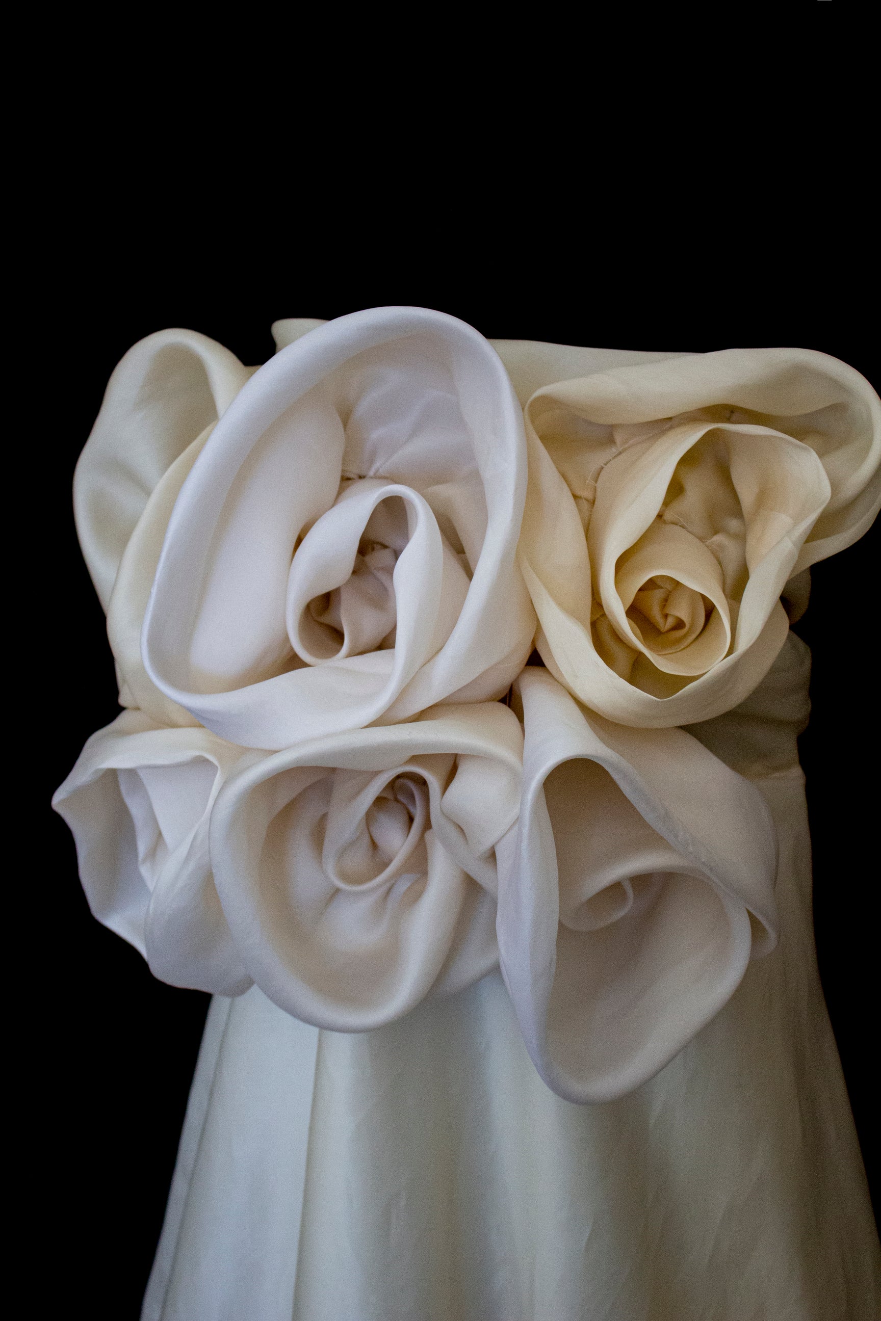 318 - COUTURE SILK ORGANZA BRIDAL GOWN: HANDMADE 3D MAXI FLOWERS & VINTAGE FLORAL TRAIN - Vague atelier