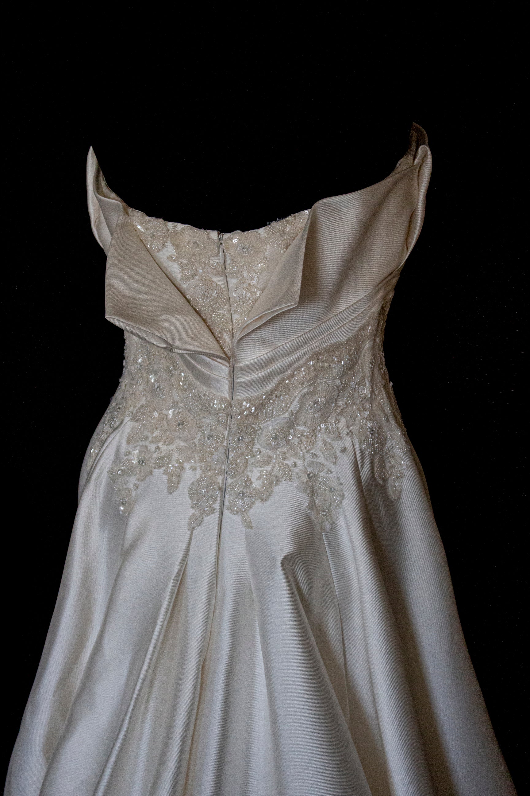 316 - STRAPLESS SILK MIKADO WEDDING DRESS: STRUCTURED A-LINE GOWN WITH HEART NECKLINE & TRAIN - Vague atelier