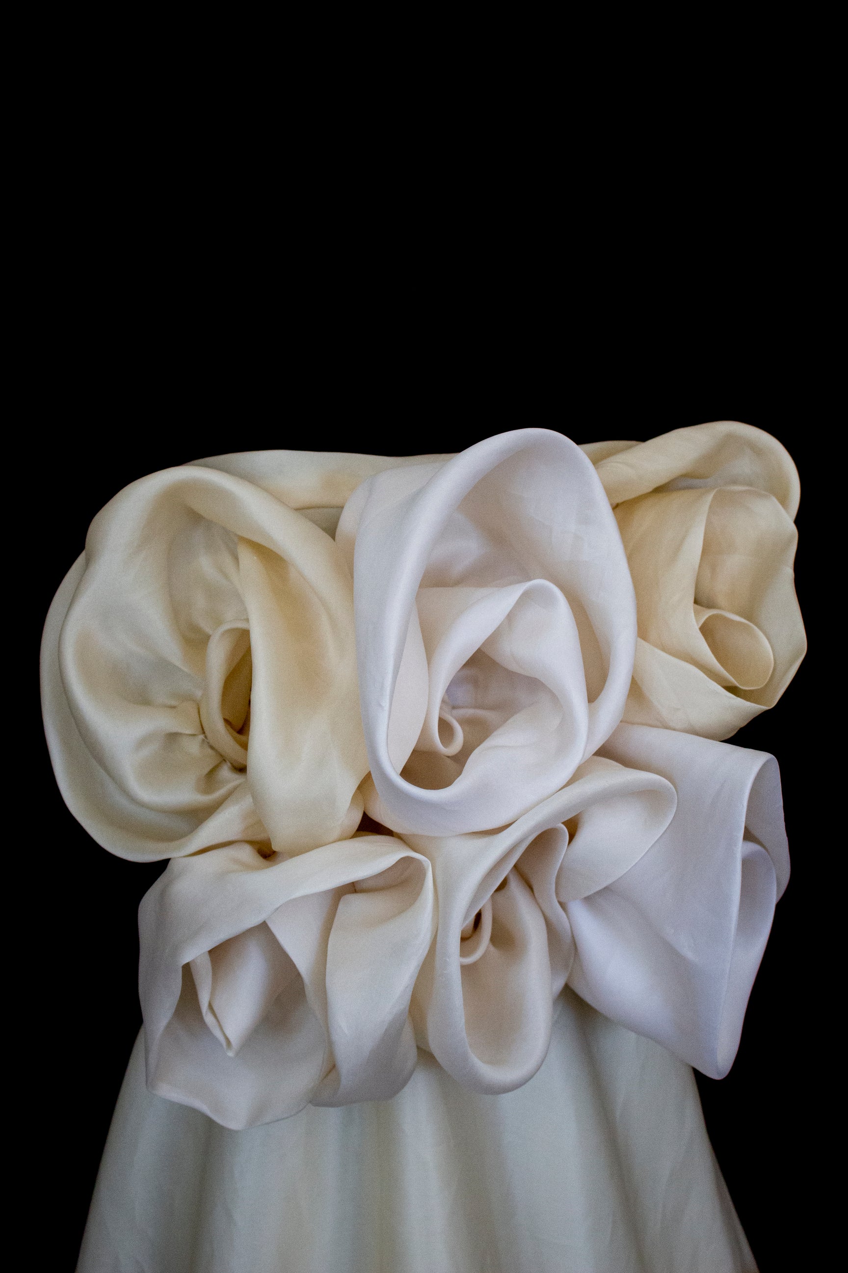 318 - COUTURE SILK ORGANZA BRIDAL GOWN: HANDMADE 3D MAXI FLOWERS & VINTAGE FLORAL TRAIN - Vague atelier