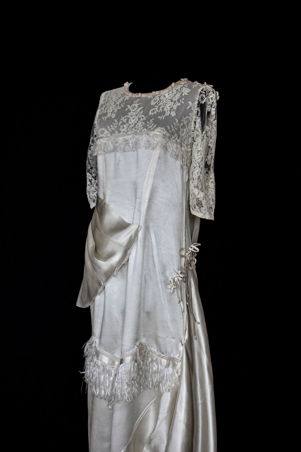 263 - MUSEUM QUALITY 1920S ANTIQUE BRIDAL GOWN: RESTORED ART DECO SILK SATIN & LACE DRESS WITH FRINGES - Vague atelier