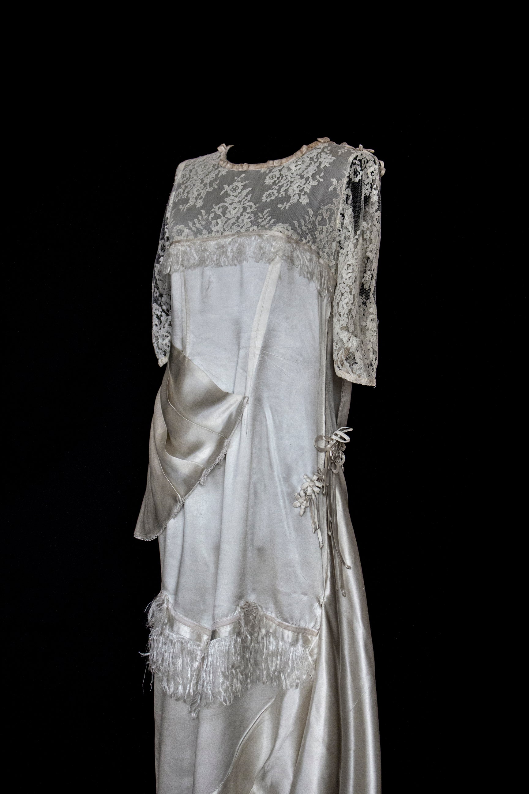263 - MUSEUM QUALITY 1920S ANTIQUE BRIDAL GOWN: RESTORED ART DECO SILK SATIN & LACE DRESS WITH FRINGES - Vague atelier