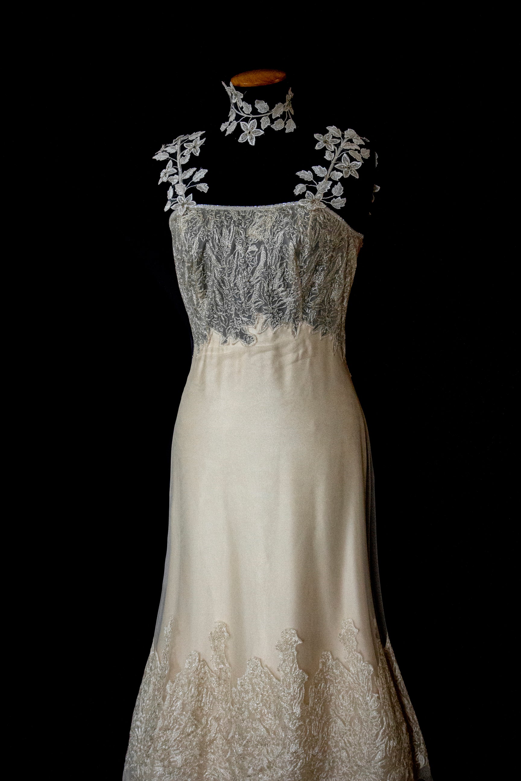 332 - GOLDEN SILK TULLE VINTAGE WEDDING DRESS: UNIQUE A-LINE SLIP GOWN WITH FLORAL DETAILS & TRAIN - Vague atelier