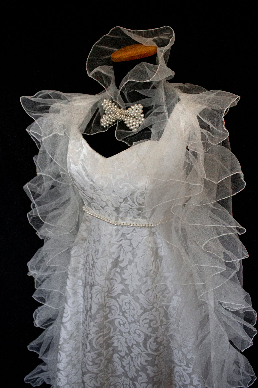 299 - AUTHENTIC 1960S VINTAGE DAMASK BRIDAL DRESS: BON TON ANKLE-LENGTH SHEATH WITH RUFFLED TULLE CAPE - Vague atelier