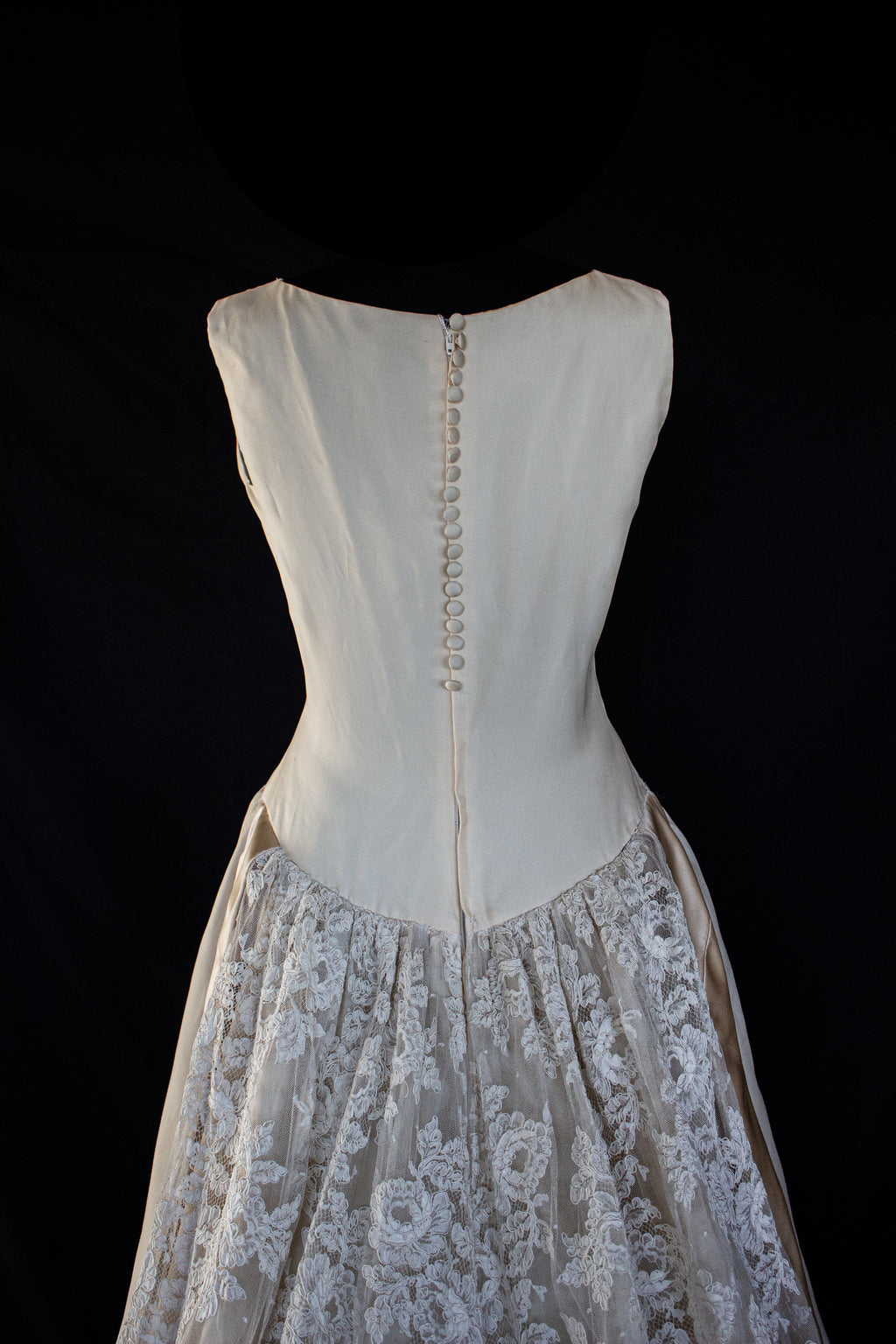 137 - VINTAGE LORENZO RIVA DESIGNER SIGNED WEDDING DRESS: PRECIOUS SILK & LACE TRAIN GOWN - 1950S 1960S ARCHIVAL COUTURE