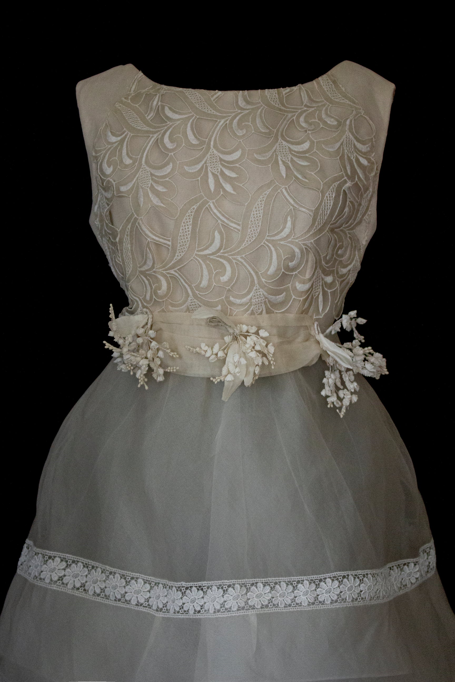315 - UNIQUE MULTILAYER FLORAL BRIDAL GOWN: 1940S PEPLUM & UPCYCLED MULTI-ERA VINTAGE LACE DRESS - Vague atelier