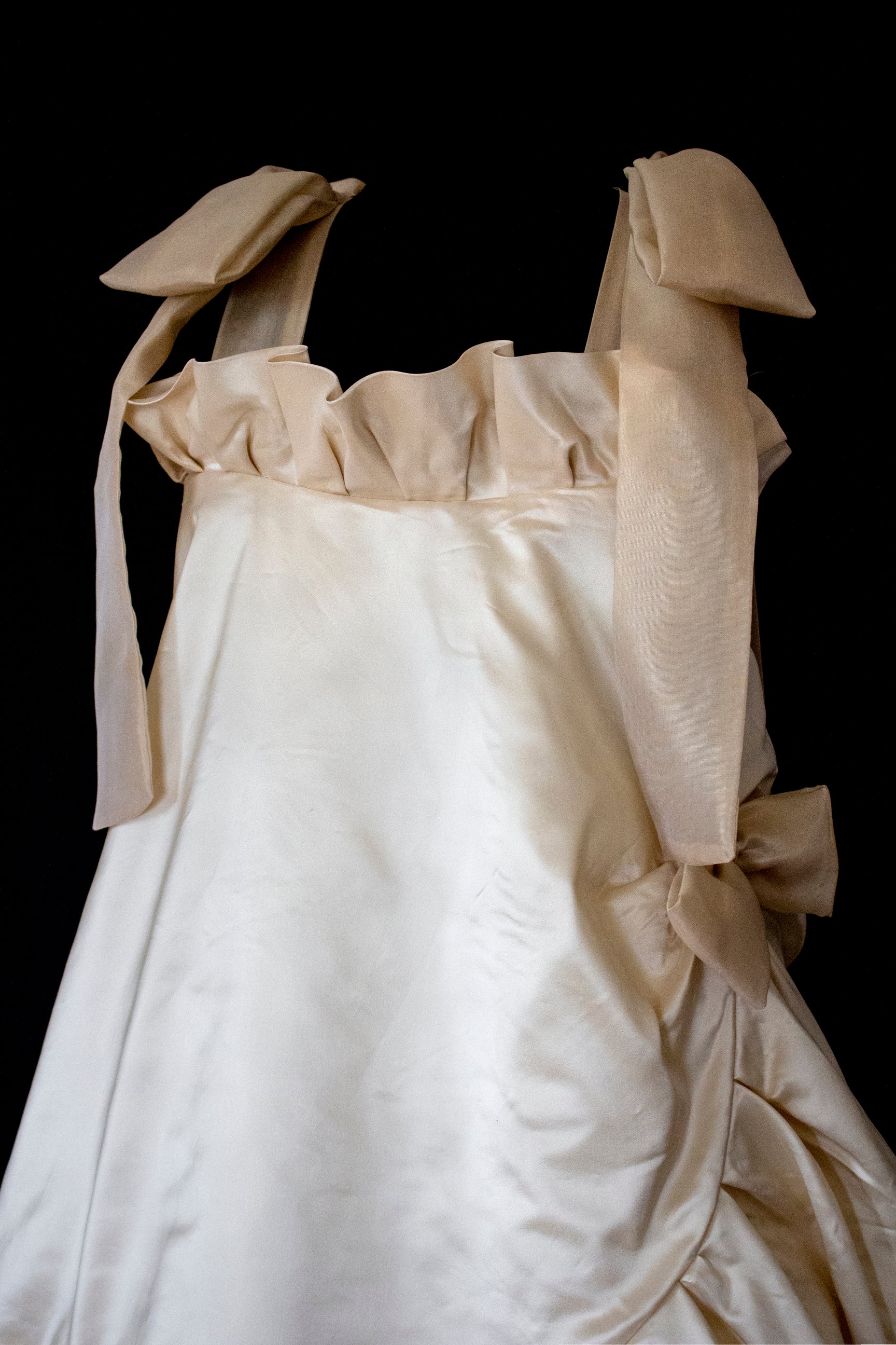 354 - UNIQUE SILK TAFFETA TRAPEZE WEDDING DRESS: CREAM & CARAMEL GOWN WITH MAXI ORGANZA BOWS, OPEN BACK & RUFFLES - Vague atelier