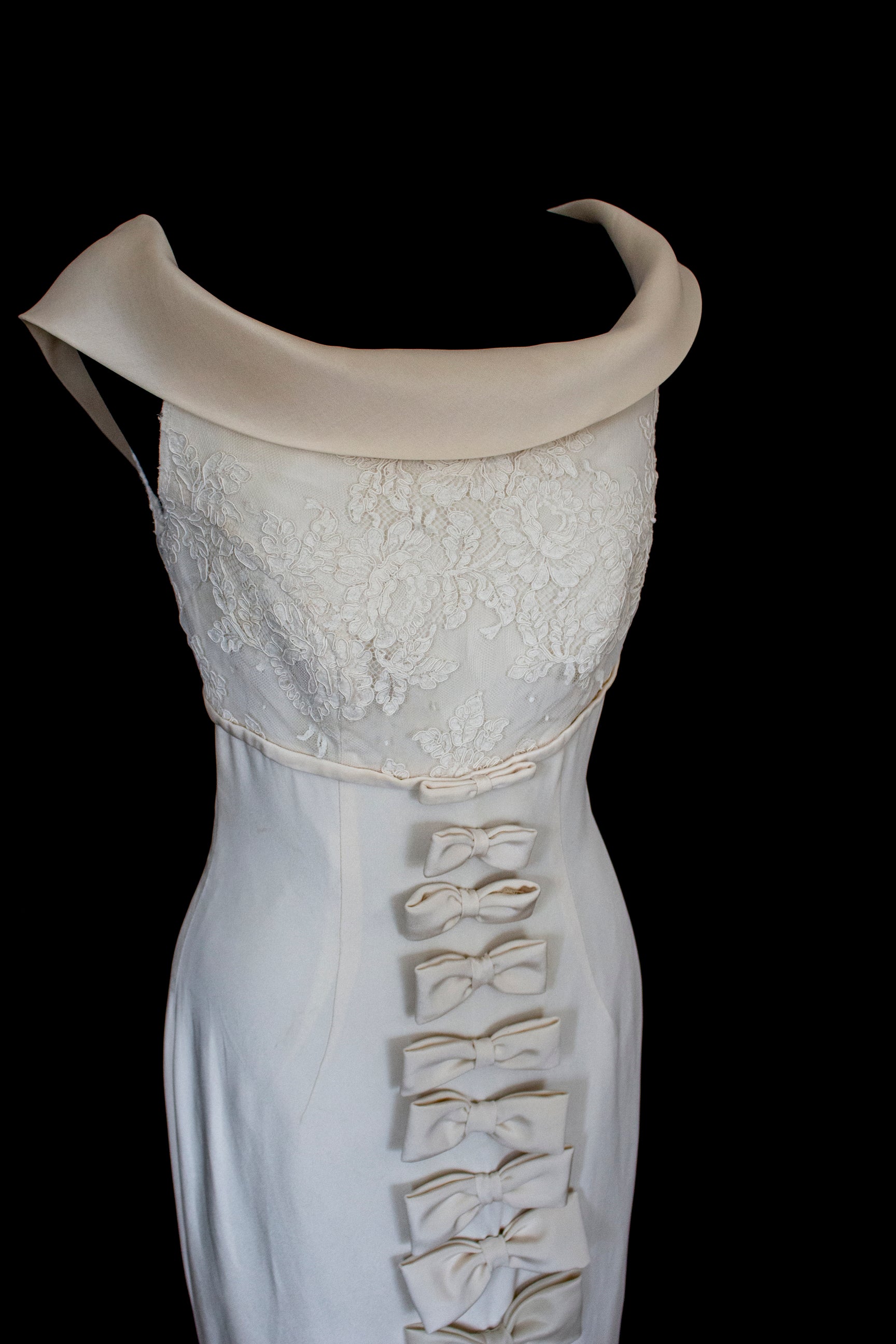 273 - CHIC VINTAGE PURE SILK BRIDAL MERMAID GOWN: LACE BODICE & VERTICAL MAXI BOWS - Vague atelier