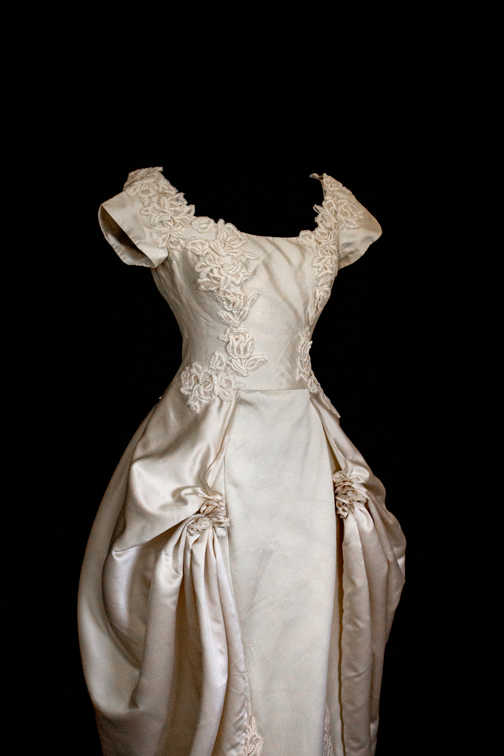 355 - VINTAGE 90s SILK COLUMN WEDDING DRESS: CREAM GOWN WITH GOLD SATIN DRAPED TRAIN & EMBROIDERED ROSES - Vague atelier
