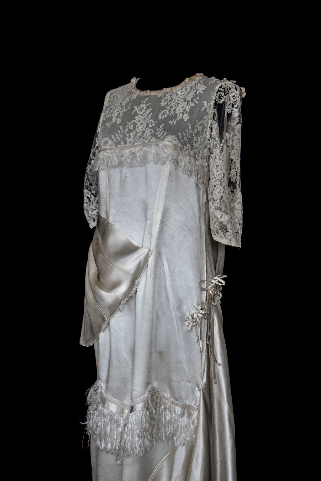 263 - MUSEUM QUALITY 1920S ANTIQUE BRIDAL GOWN: RESTORED ART DECO SILK SATIN & LACE DRESS WITH FRINGES - Vague atelier