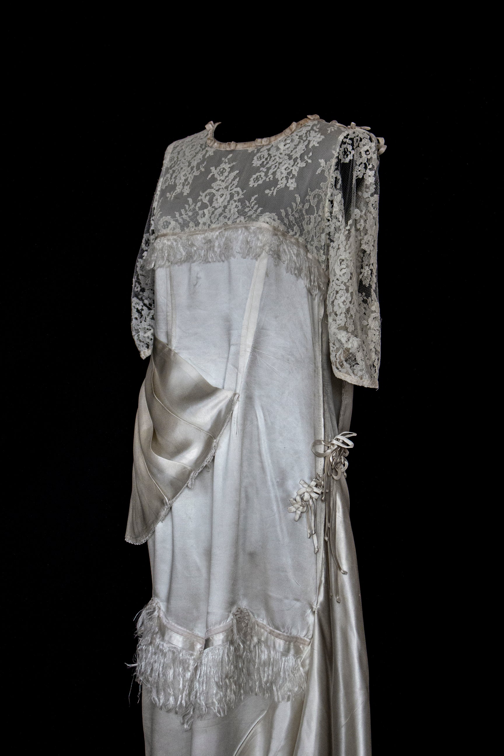 263 - MUSEUM QUALITY 1920S ANTIQUE BRIDAL GOWN: RESTORED ART DECO SILK SATIN & LACE DRESS WITH FRINGES - Vague atelier