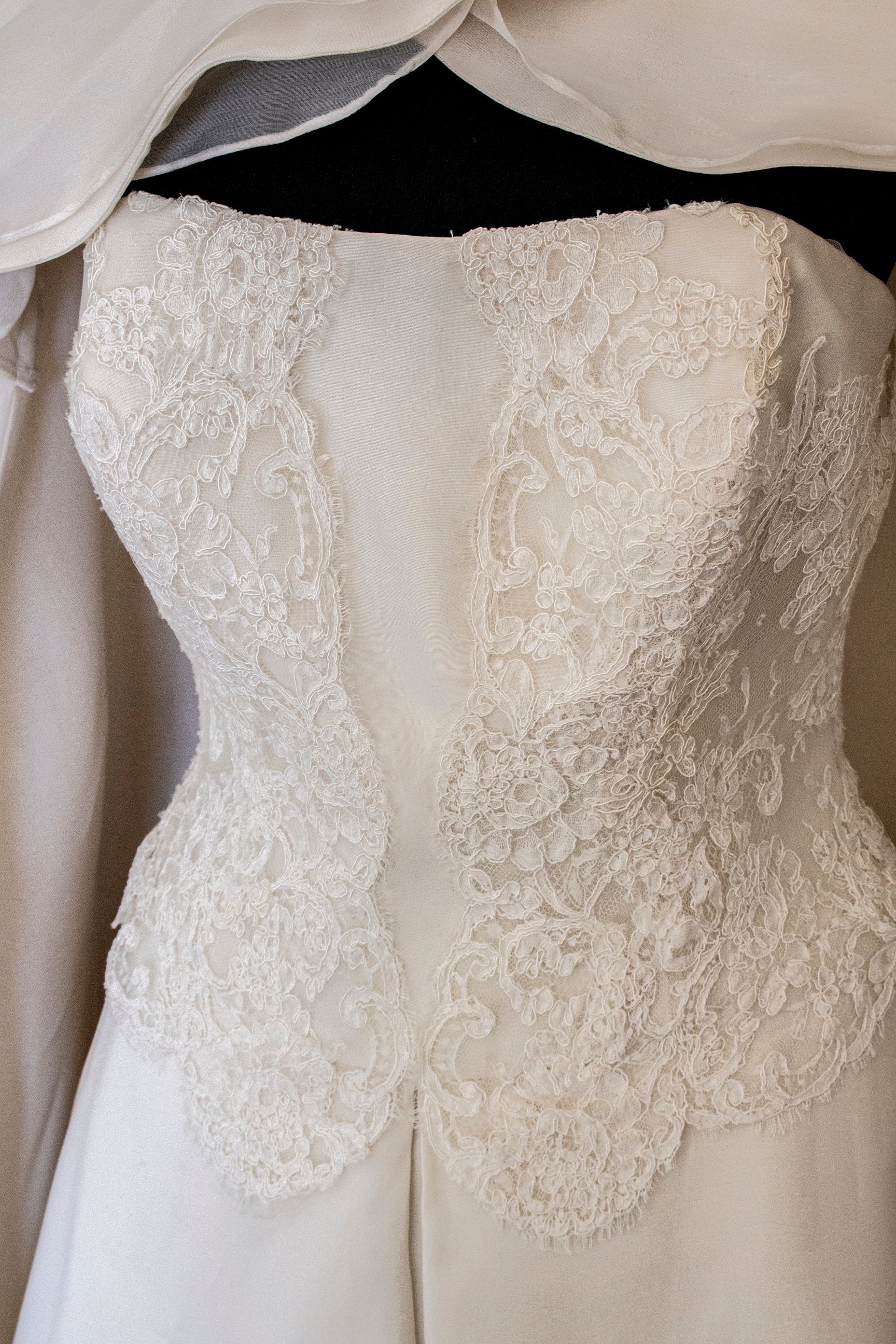 320 - LUXURY PURE SILK VINTAGE BRIDAL GOWN: A-LINE LACE DRESS WITH DETACHABLE RUFFLED CAPE