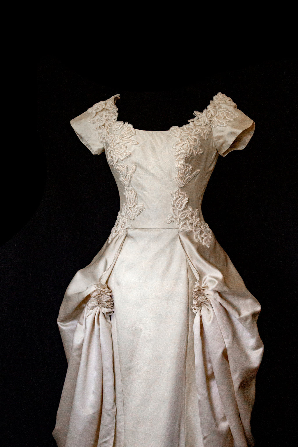 355 - VINTAGE 90s SILK COLUMN WEDDING DRESS: CREAM GOWN WITH GOLD SATIN DRAPED TRAIN & EMBROIDERED ROSES - Vague atelier