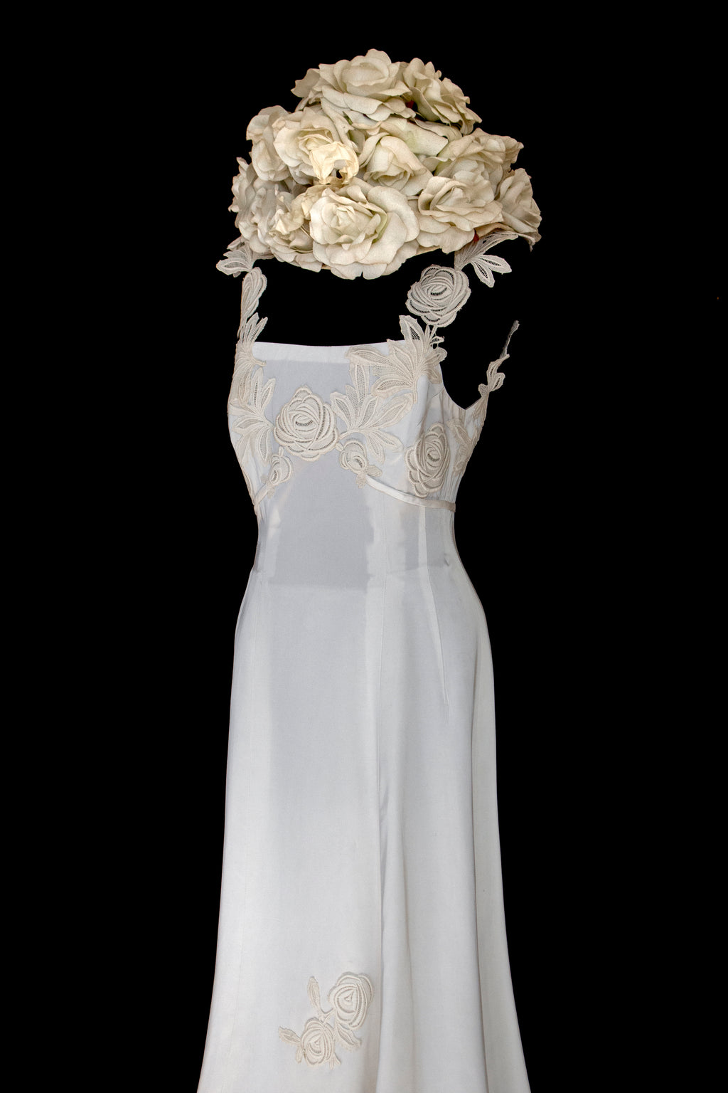 252 - ICONIC 1960S EMPIRE BRIDAL SET: ICE SATIN GOWN & STRAW BUCKET HAT WITH MAXI ROSES