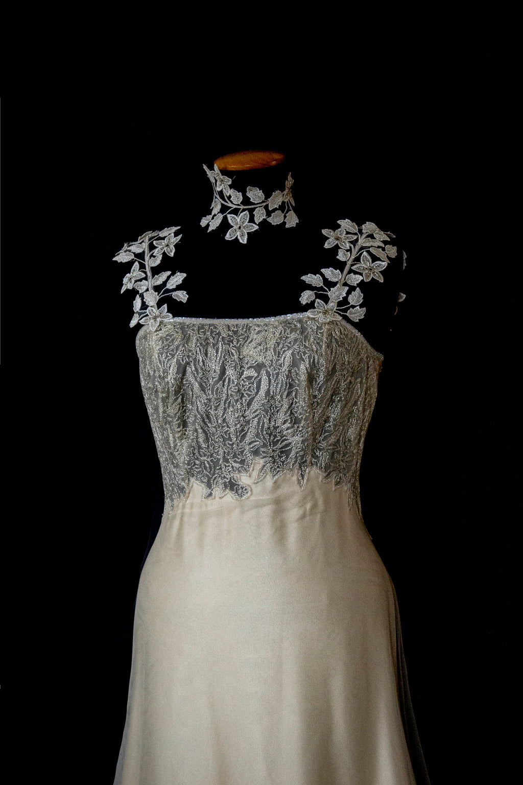 332 - GOLDEN SILK TULLE VINTAGE WEDDING DRESS: UNIQUE A-LINE SLIP GOWN WITH FLORAL DETAILS & TRAIN - Vague atelier