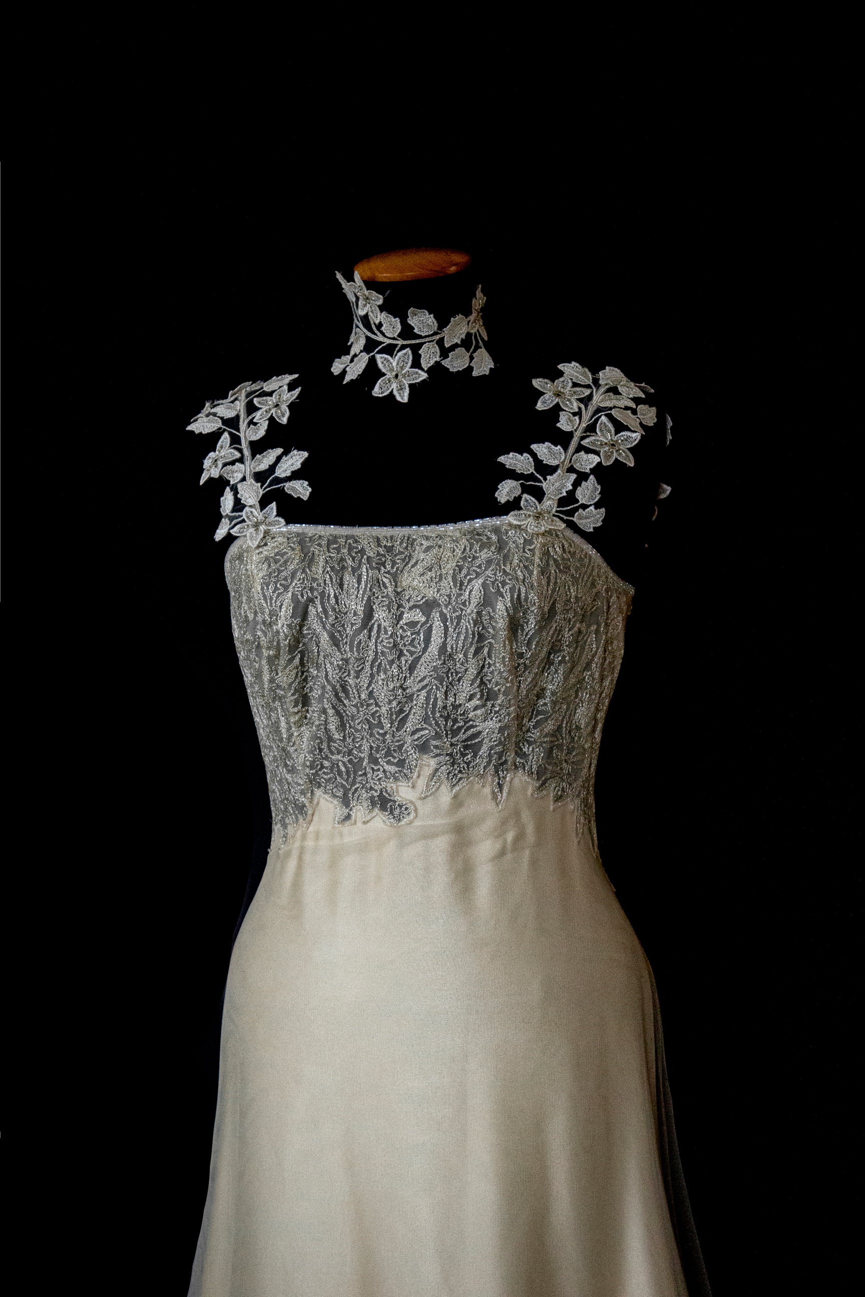 332 - GOLDEN SILK TULLE VINTAGE WEDDING DRESS: UNIQUE A-LINE SLIP GOWN WITH FLORAL DETAILS & TRAIN - Vague atelier