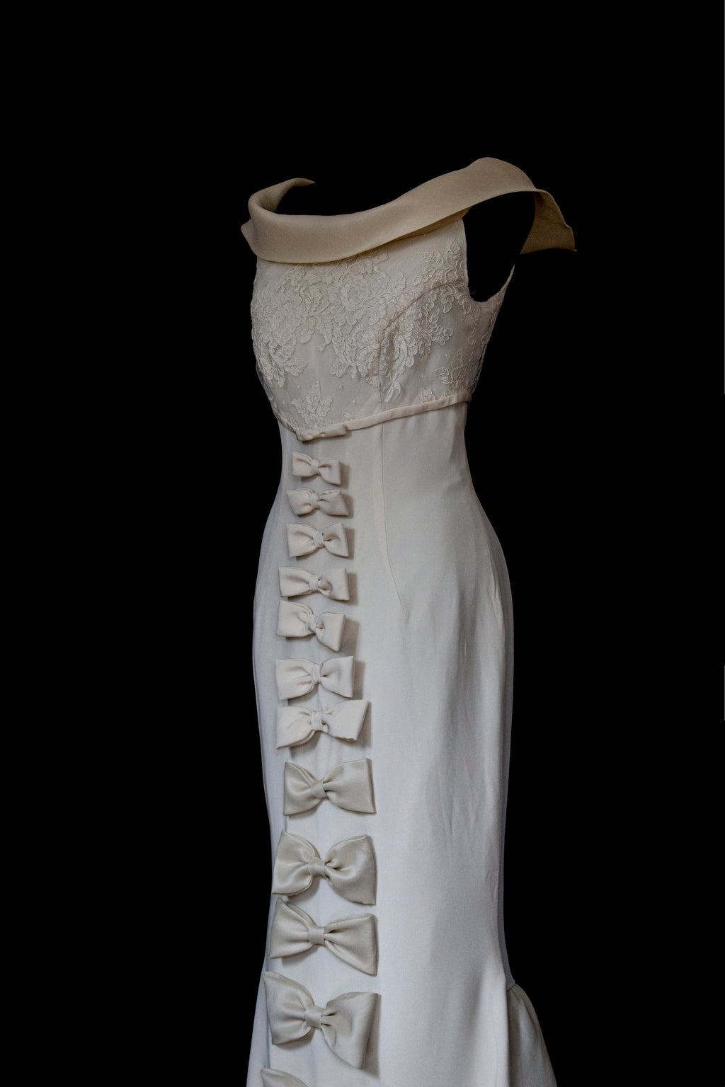 273 - CHIC VINTAGE PURE SILK BRIDAL MERMAID GOWN: LACE BODICE & VERTICAL MAXI BOWS - Vague atelier
