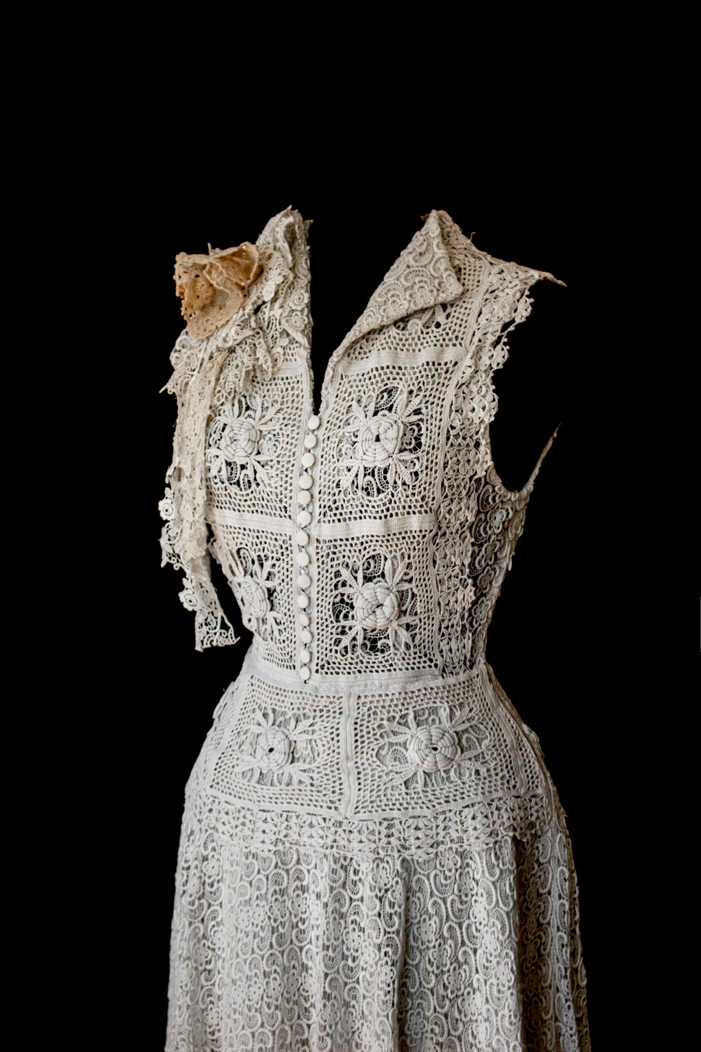 351 - ORIGINAL 1950S VINTAGE MACRAME LACE WEDDING DRESS: ECRU TEA LENGTH GOWN WITH CROCHET FLORAL INLAYS, BOHO CHIC RUSTIC BRIDAL STYLE - Vague atelier