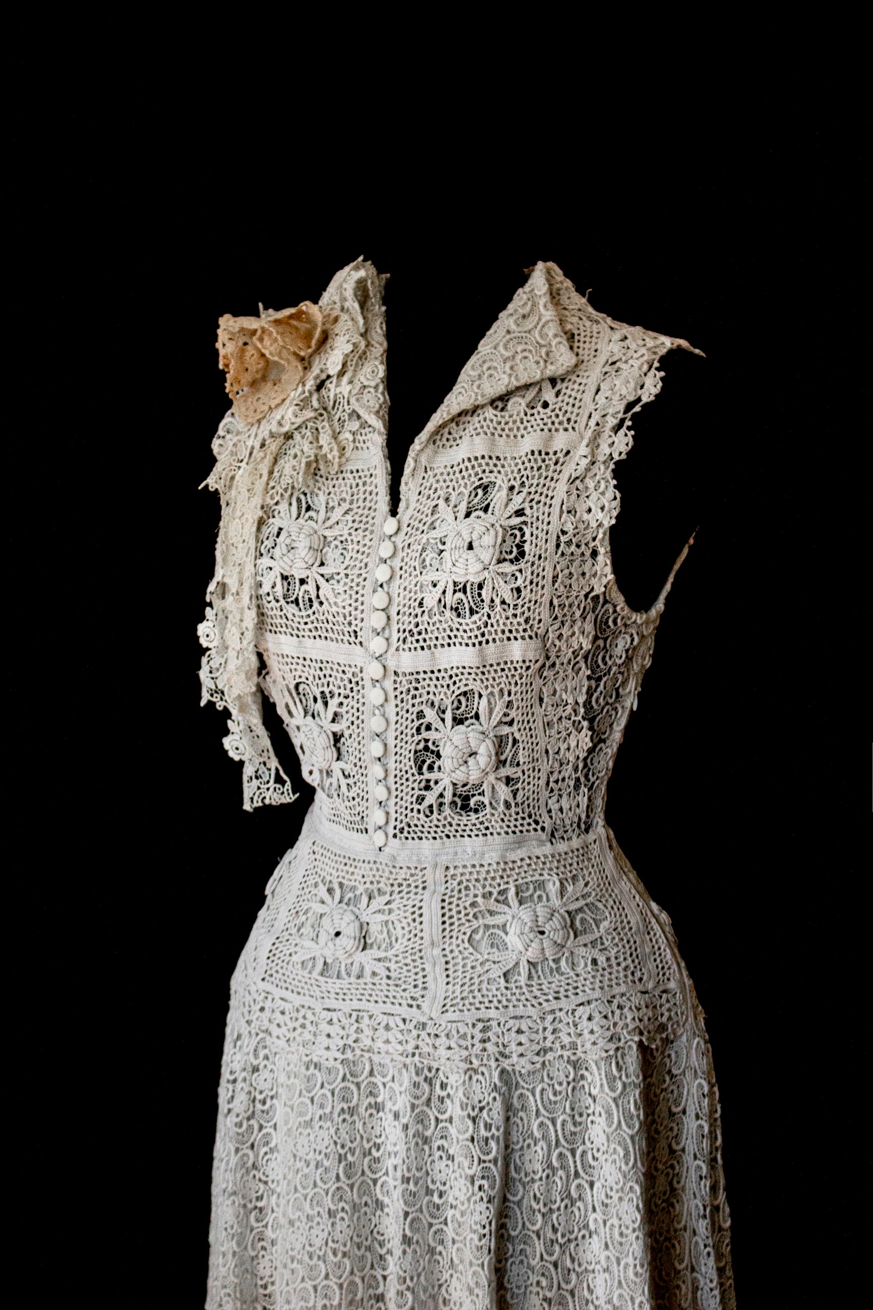 351 - ORIGINAL 1950S VINTAGE MACRAME LACE WEDDING DRESS: ECRU TEA LENGTH GOWN WITH CROCHET FLORAL INLAYS, BOHO CHIC RUSTIC BRIDAL STYLE - Vague atelier