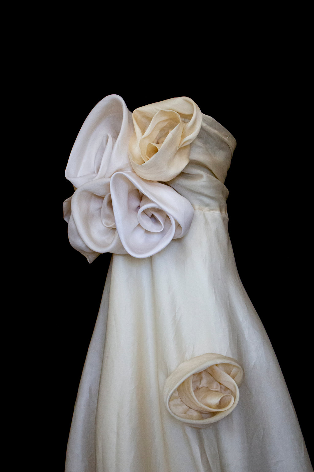 318 - COUTURE SILK ORGANZA BRIDAL GOWN: HANDMADE 3D MAXI FLOWERS & VINTAGE FLORAL TRAIN - Vague atelier