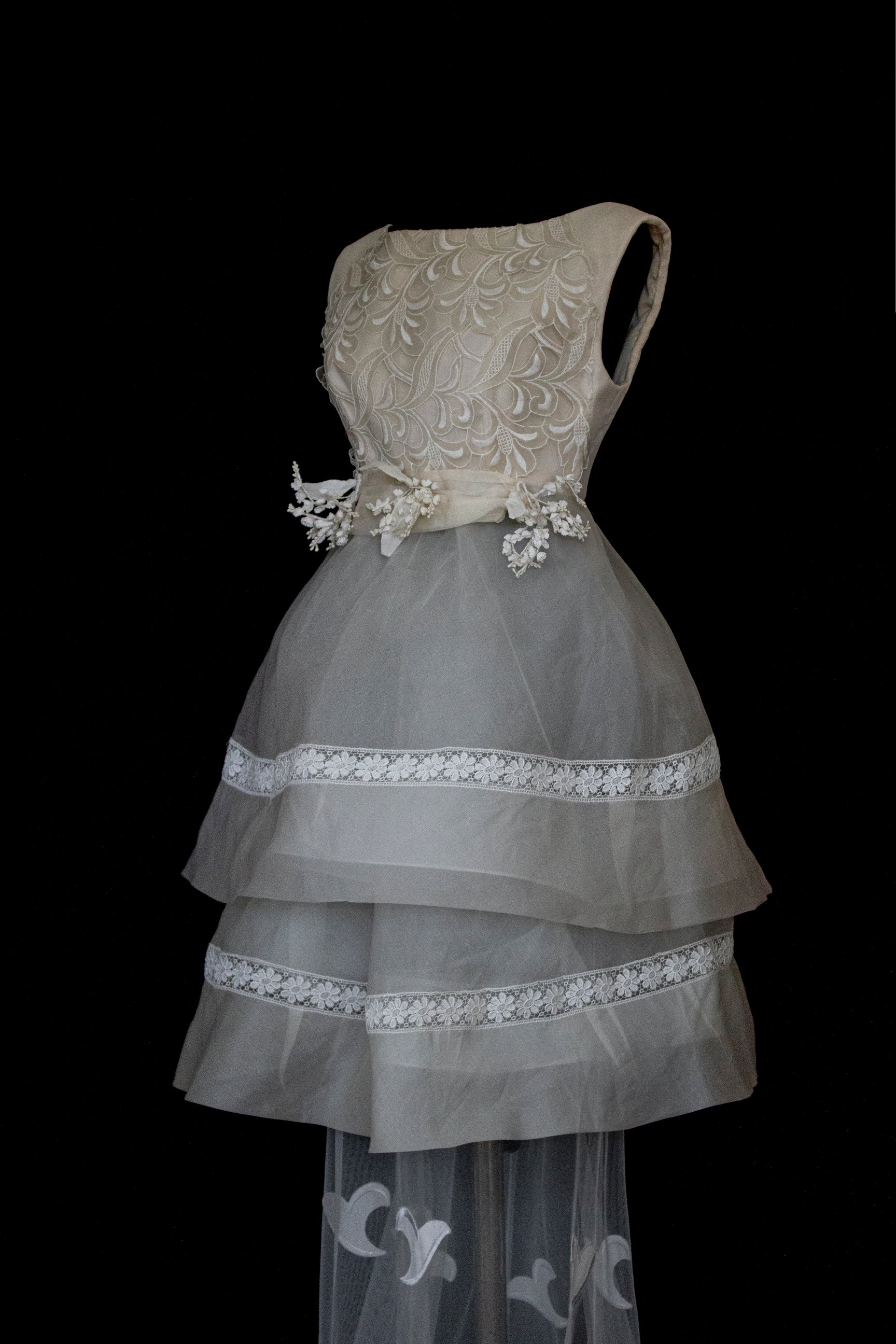 315 - UNIQUE MULTILAYER FLORAL BRIDAL GOWN: 1940S PEPLUM & UPCYCLED MULTI-ERA VINTAGE LACE DRESS - Vague atelier