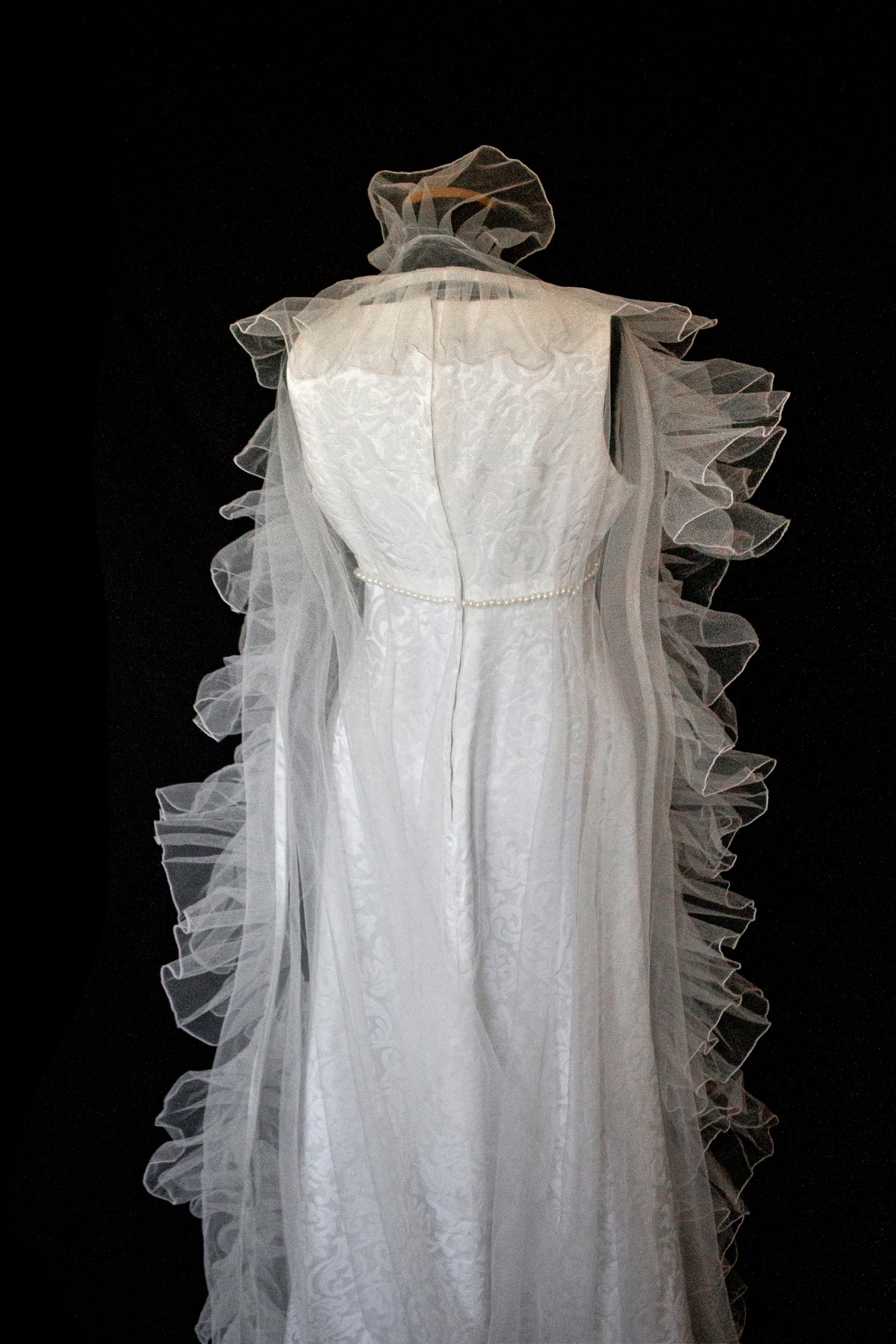 299 - AUTHENTIC 1960S VINTAGE DAMASK BRIDAL DRESS: BON TON ANKLE-LENGTH SHEATH WITH RUFFLED TULLE CAPE - Vague atelier