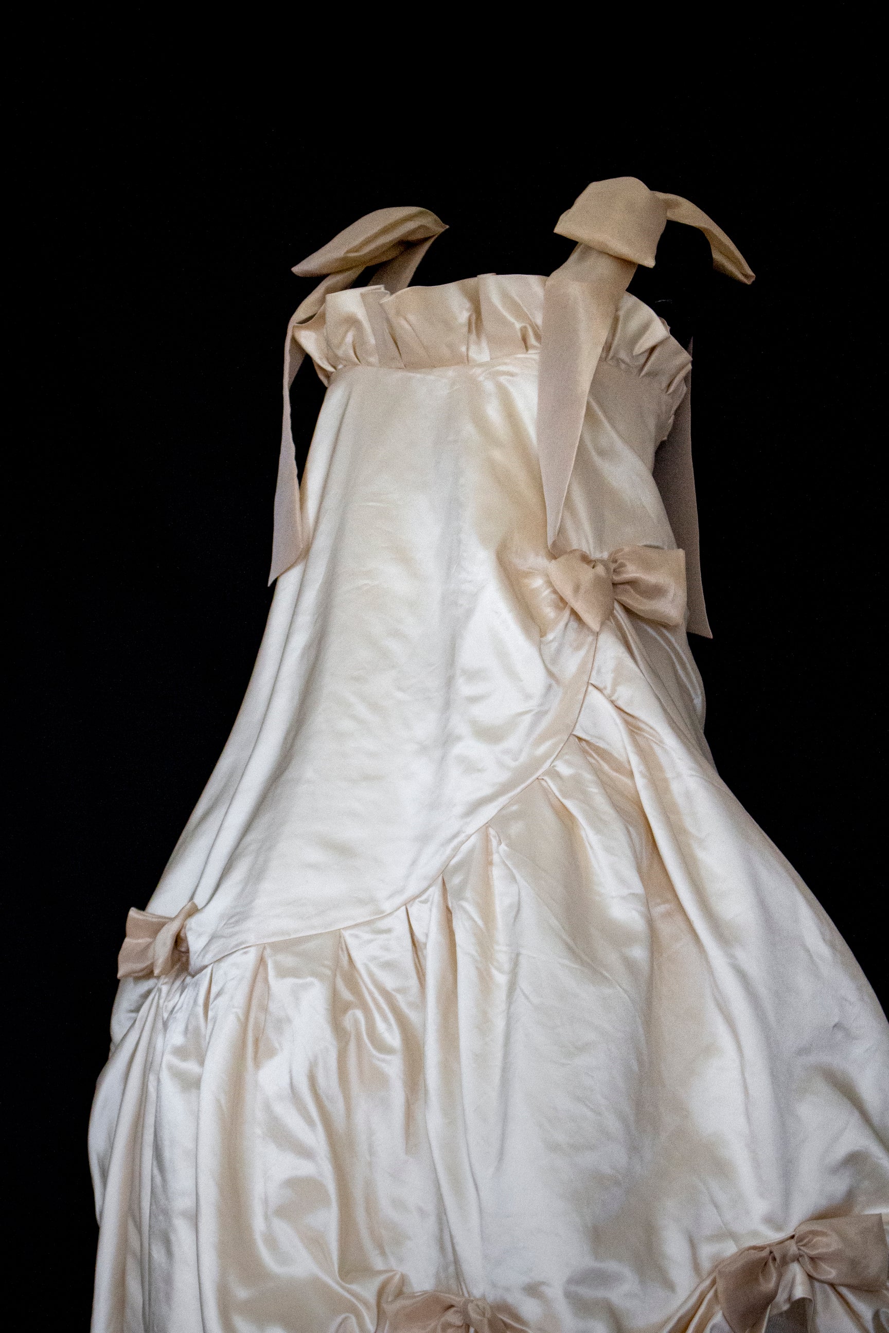 354 - UNIQUE SILK TAFFETA TRAPEZE WEDDING DRESS: CREAM & CARAMEL GOWN WITH MAXI ORGANZA BOWS, OPEN BACK & RUFFLES - Vague atelier